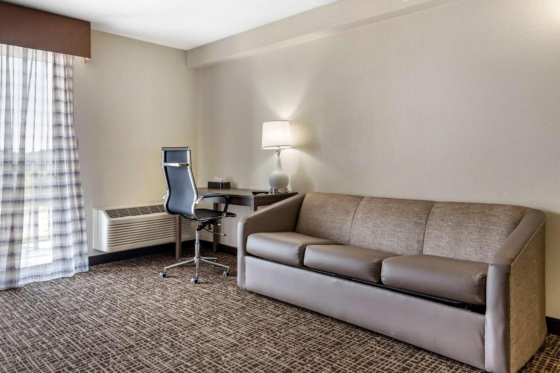 Quality Inn & Suites Spring Lake - Fayetteville near Fort Bragg photo 9