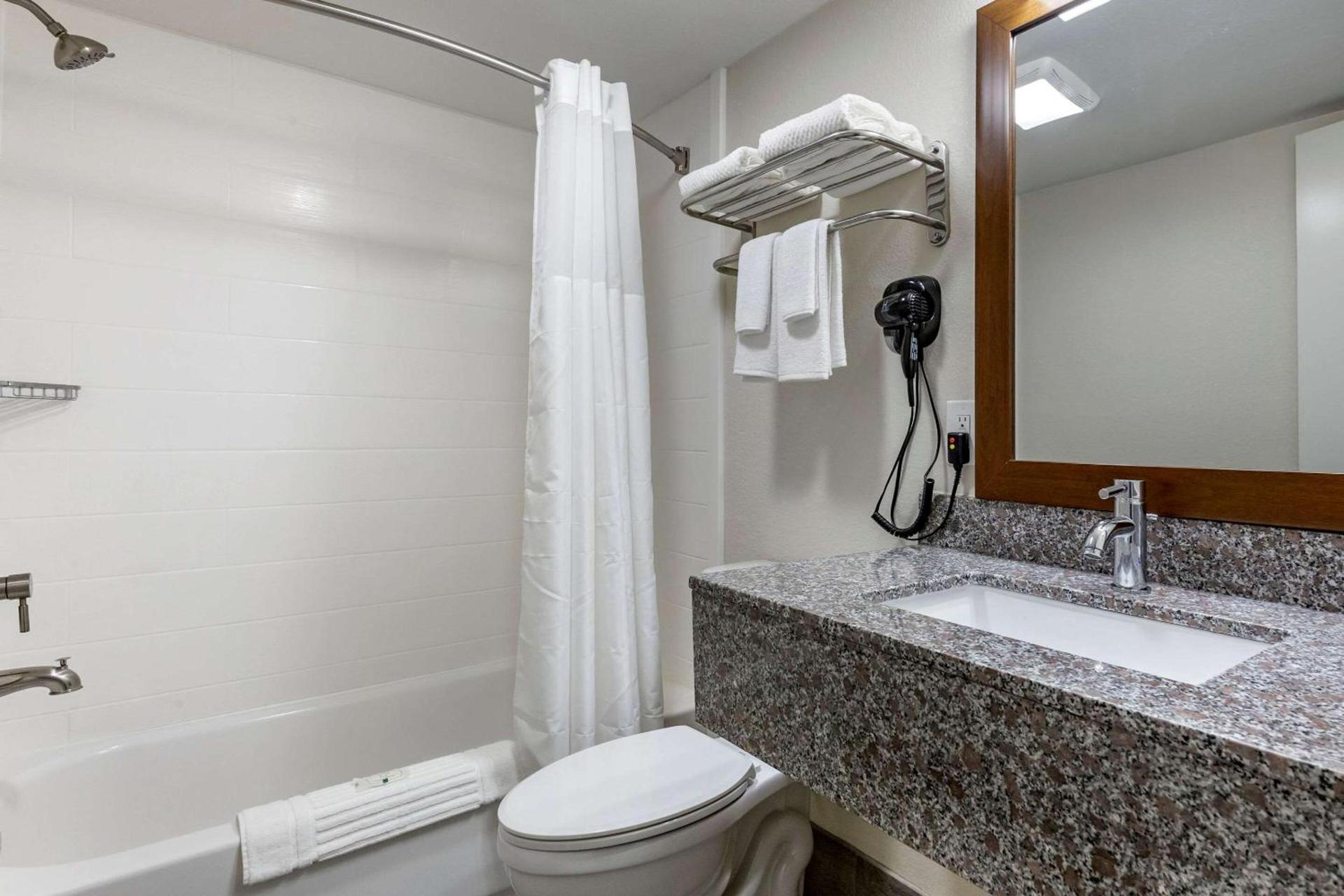 Quality Inn & Suites Spring Lake - Fayetteville near Fort Bragg photo 11