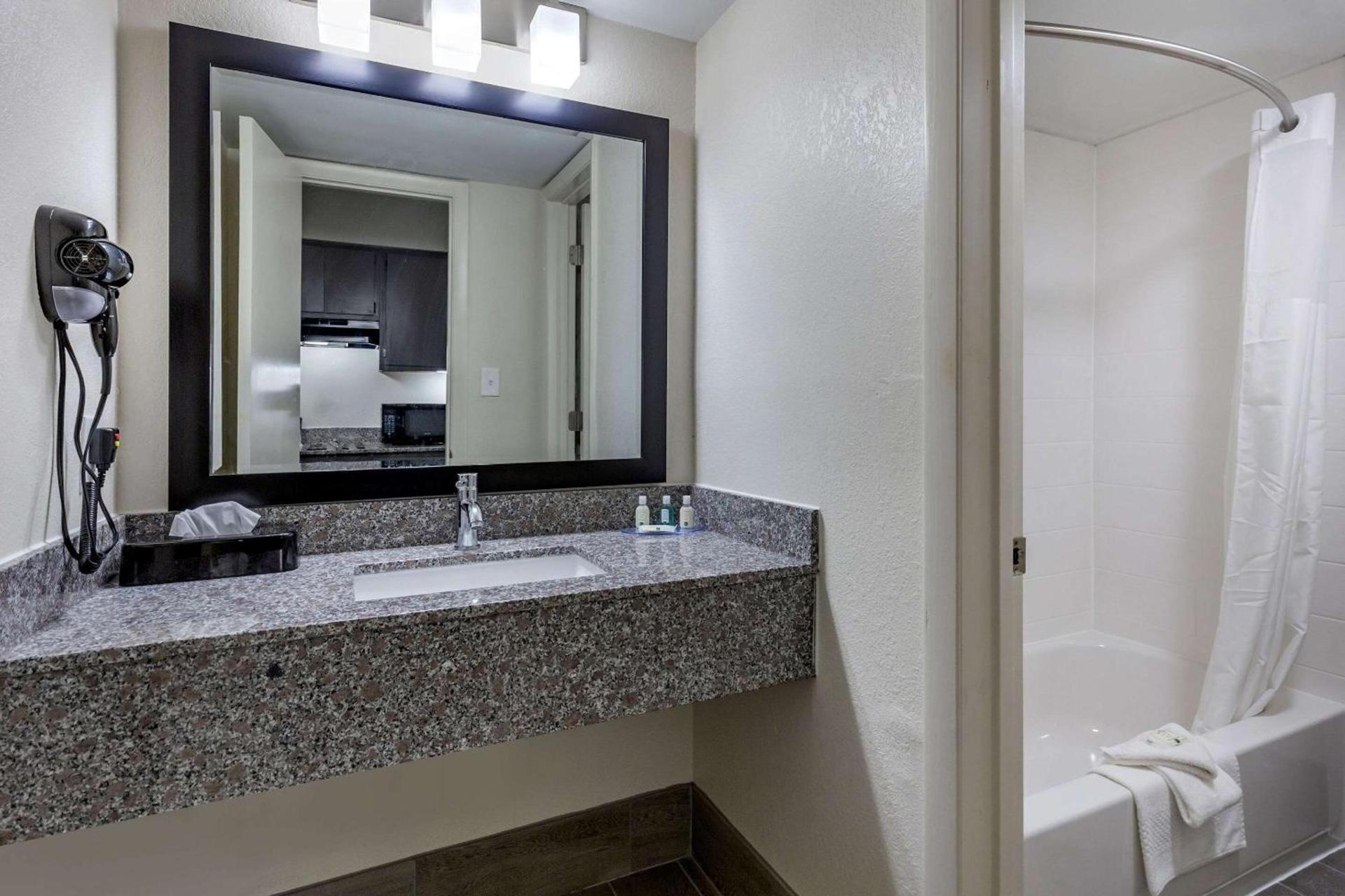 Quality Inn & Suites Spring Lake - Fayetteville near Fort Bragg photo 15