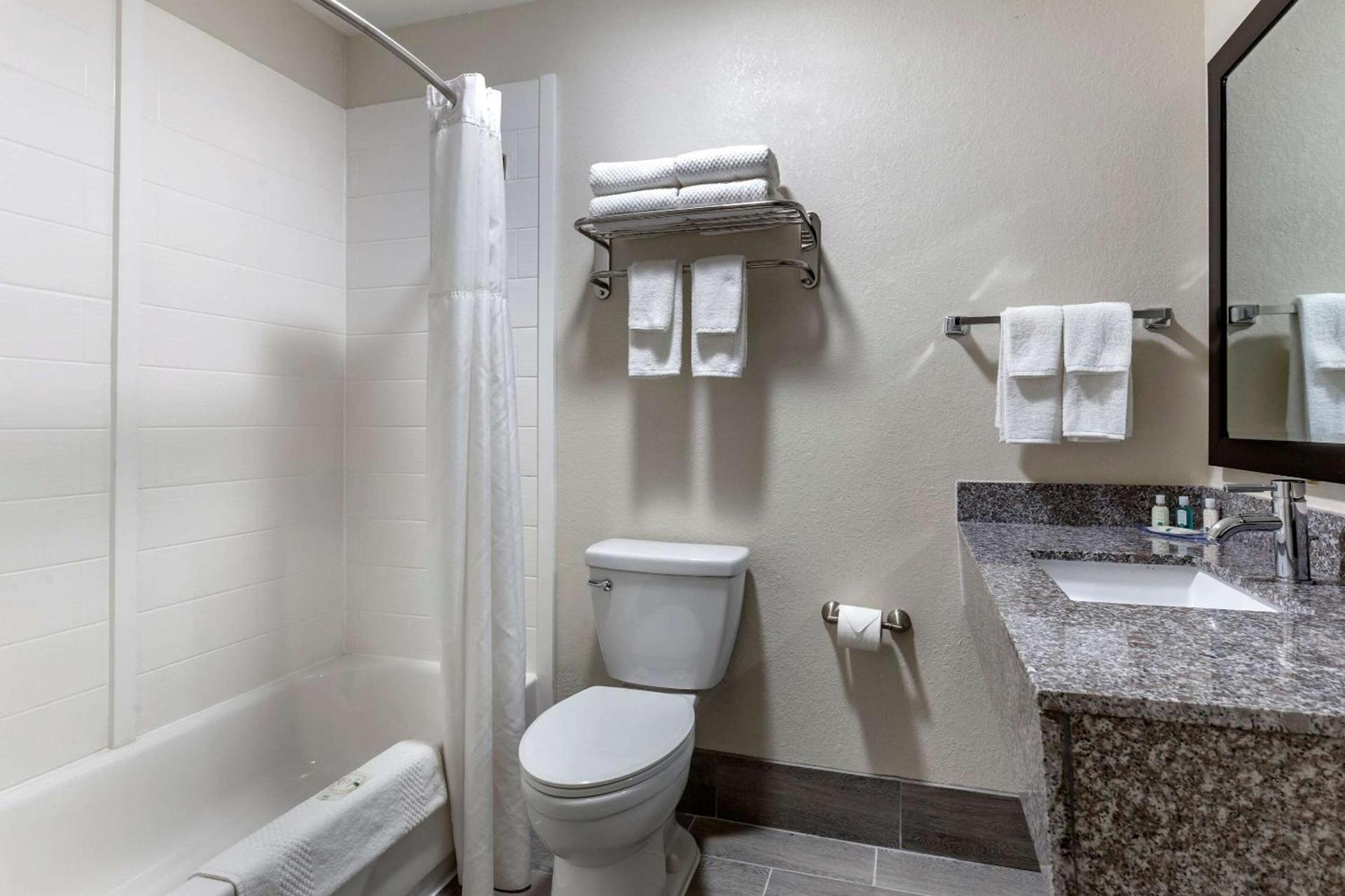 Quality Inn & Suites Spring Lake - Fayetteville near Fort Bragg photo 19