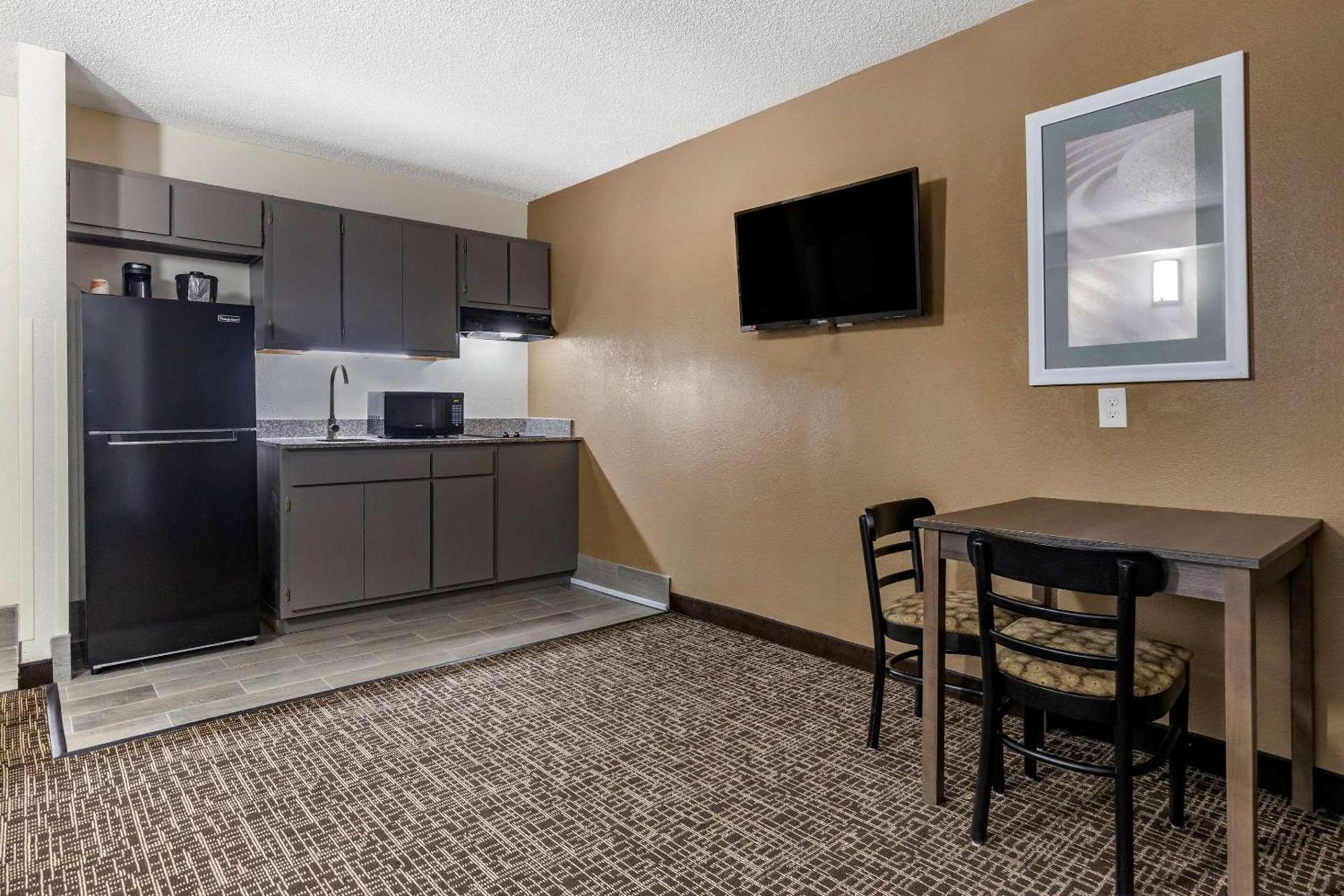 Quality Inn & Suites Spring Lake - Fayetteville near Fort Bragg photo 22