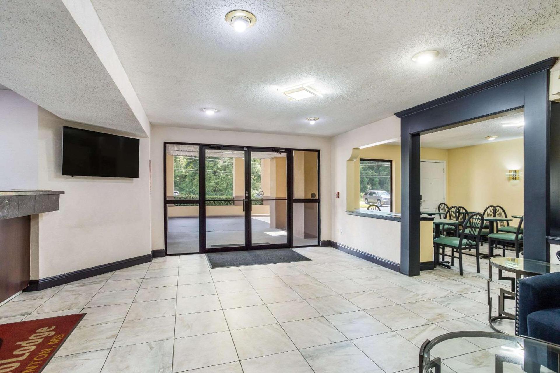 Econo Lodge Clinton - Jackson West photo 3