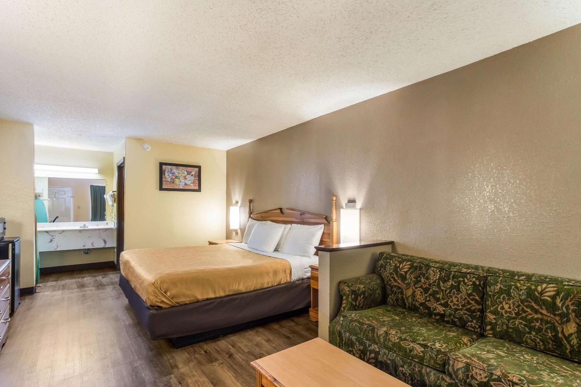 Econo Lodge Clinton - Jackson West photo 14