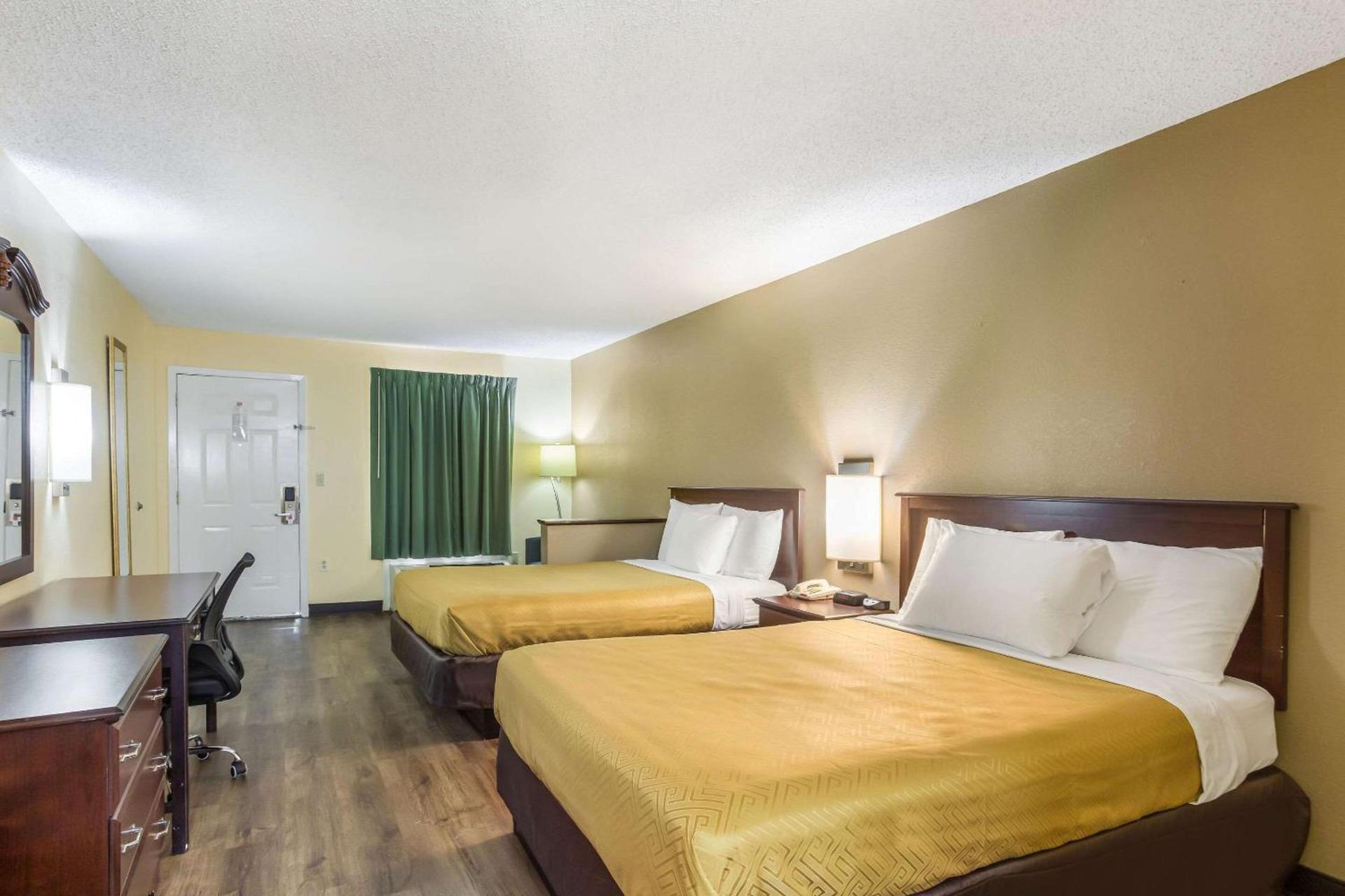 Econo Lodge Clinton - Jackson West photo 18