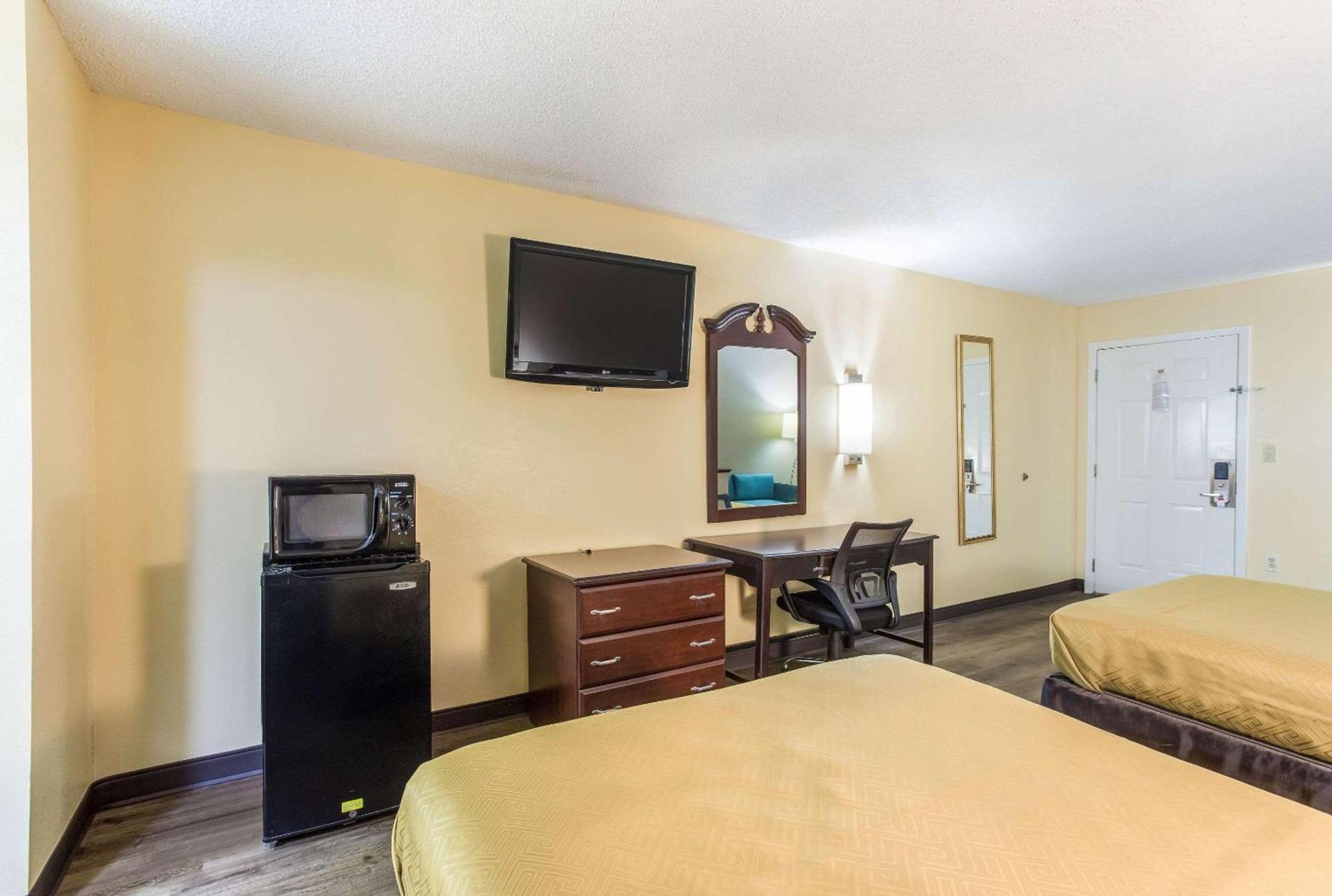 Econo Lodge Clinton - Jackson West photo 6