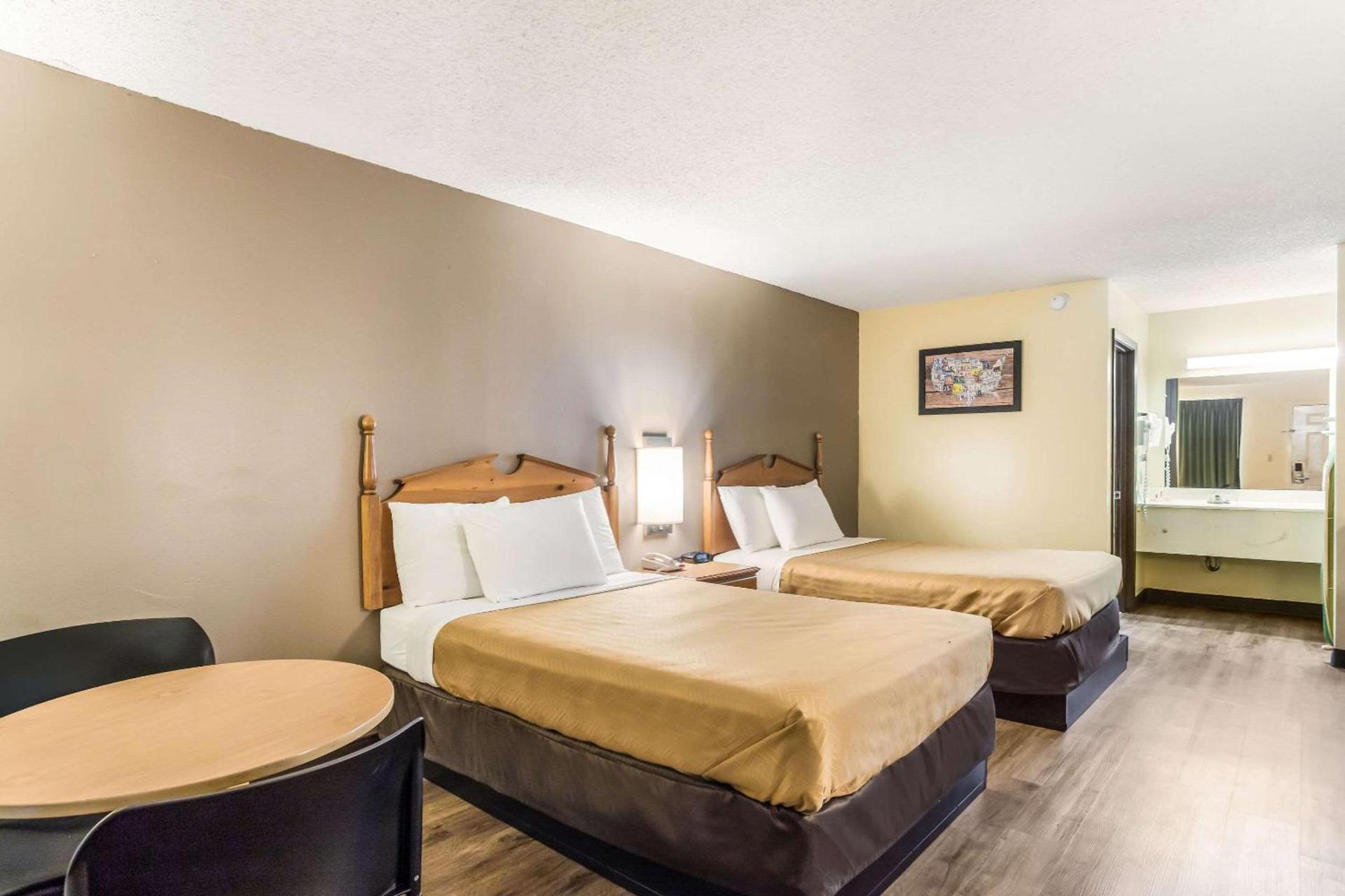 Econo Lodge Clinton - Jackson West photo 15
