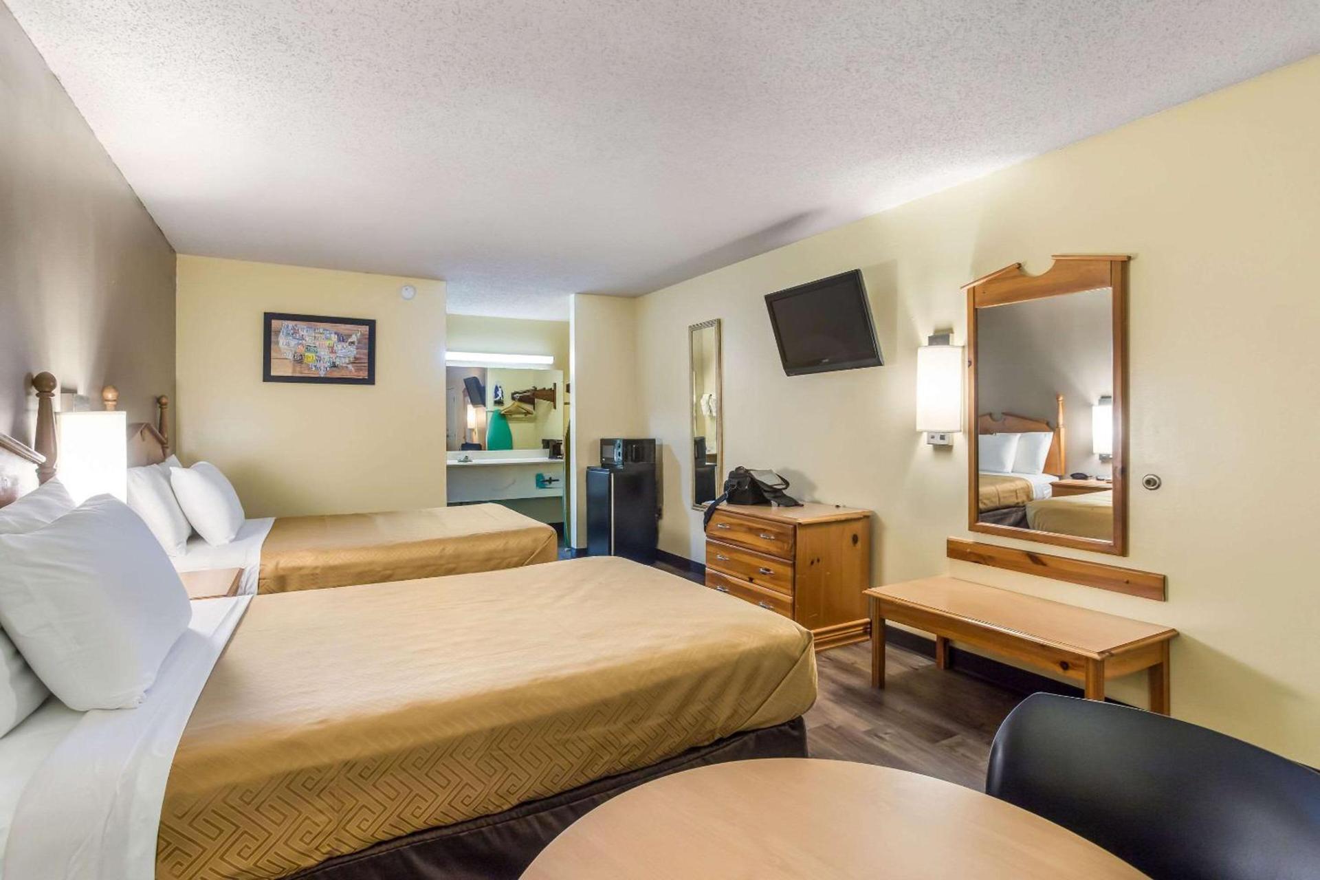 Econo Lodge Clinton - Jackson West photo 16