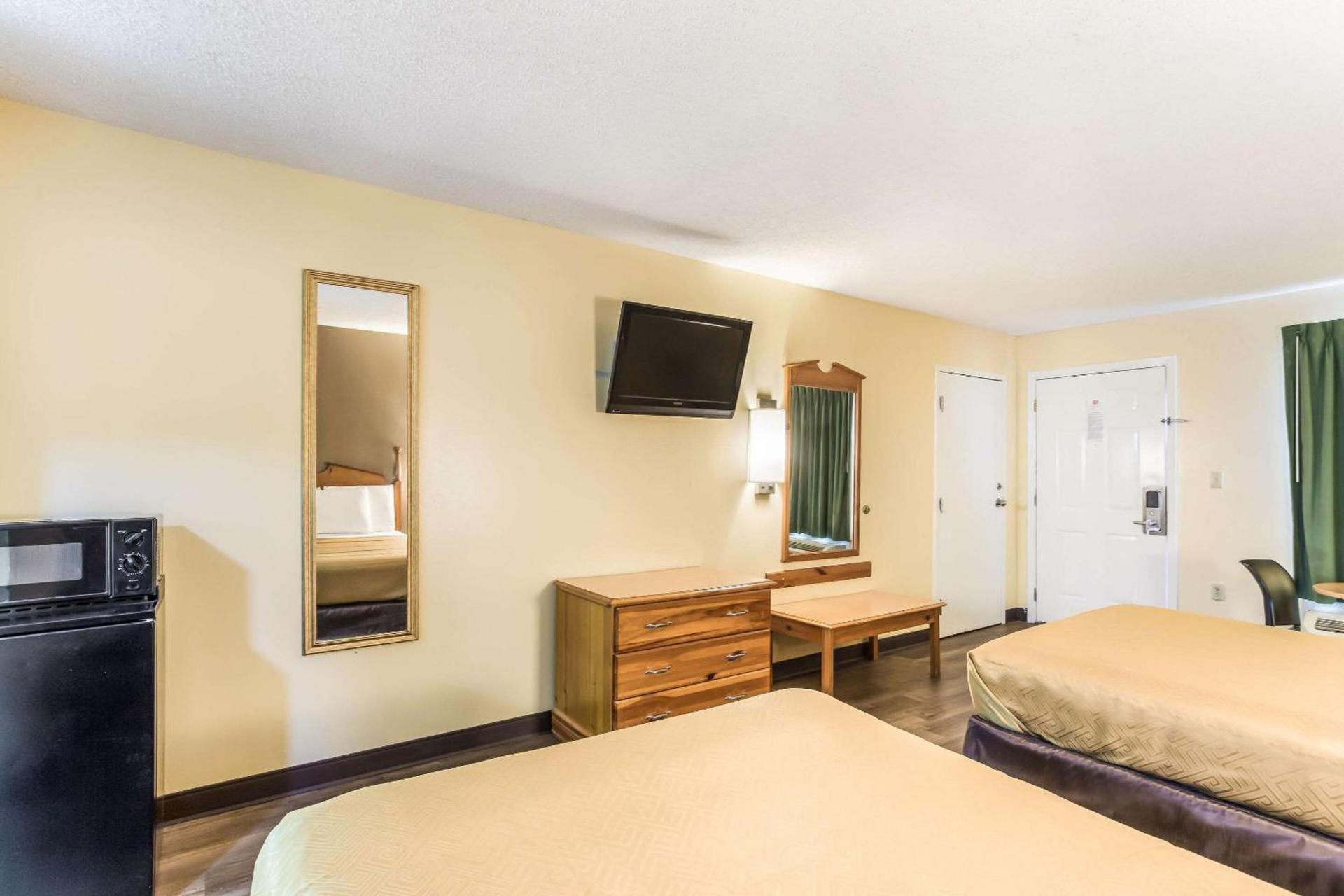 Econo Lodge Clinton - Jackson West photo 10