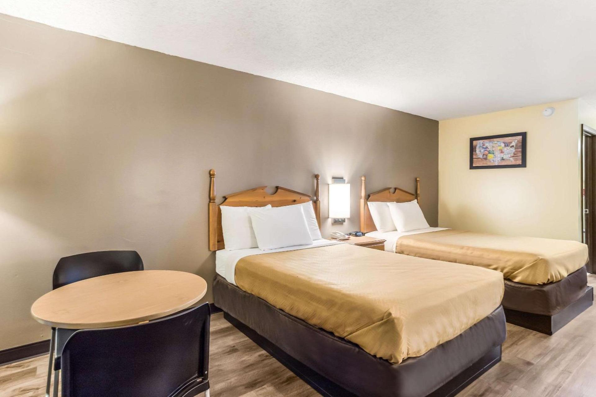 Econo Lodge Clinton - Jackson West photo 8