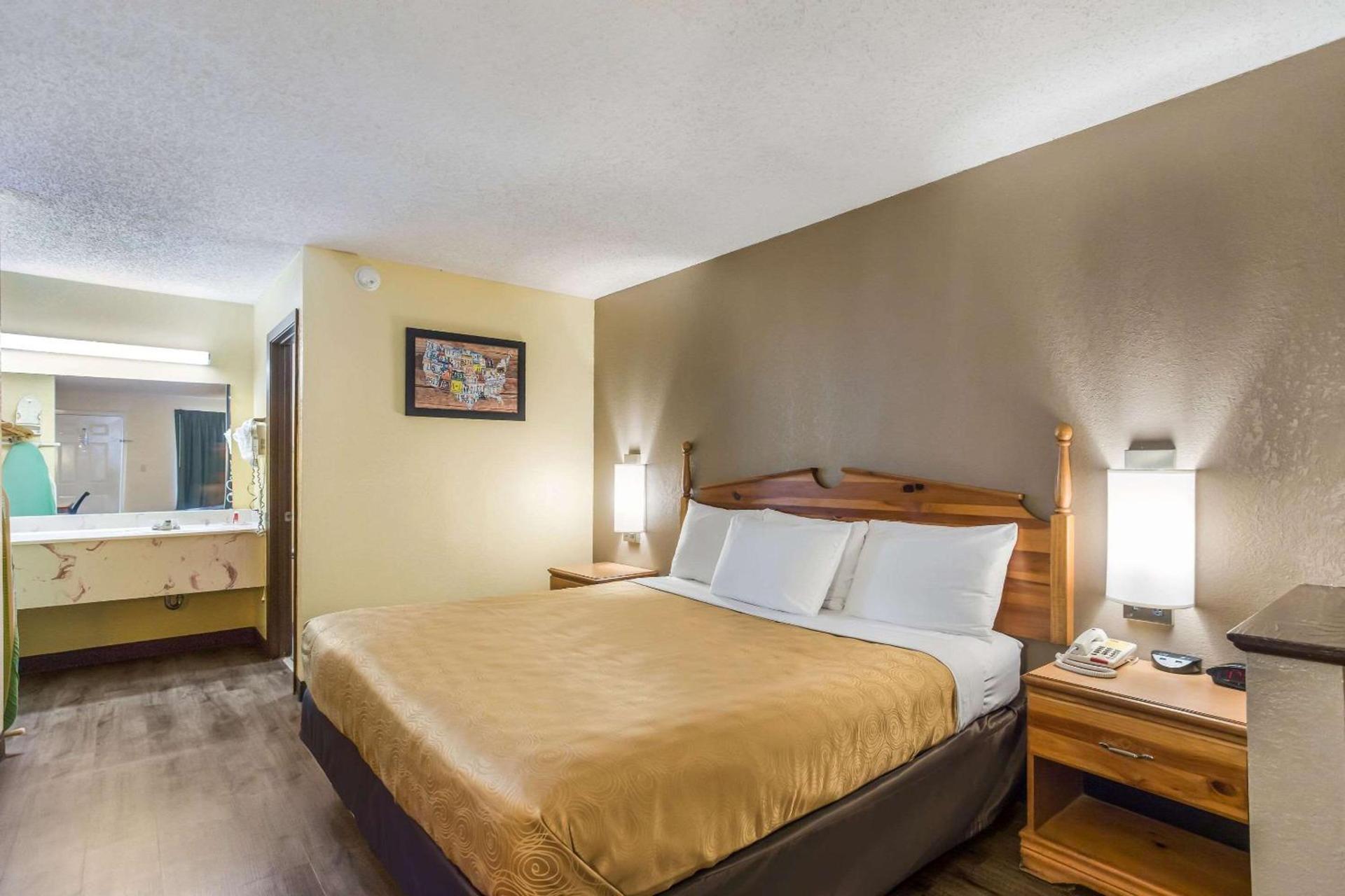 Econo Lodge Clinton - Jackson West photo 12