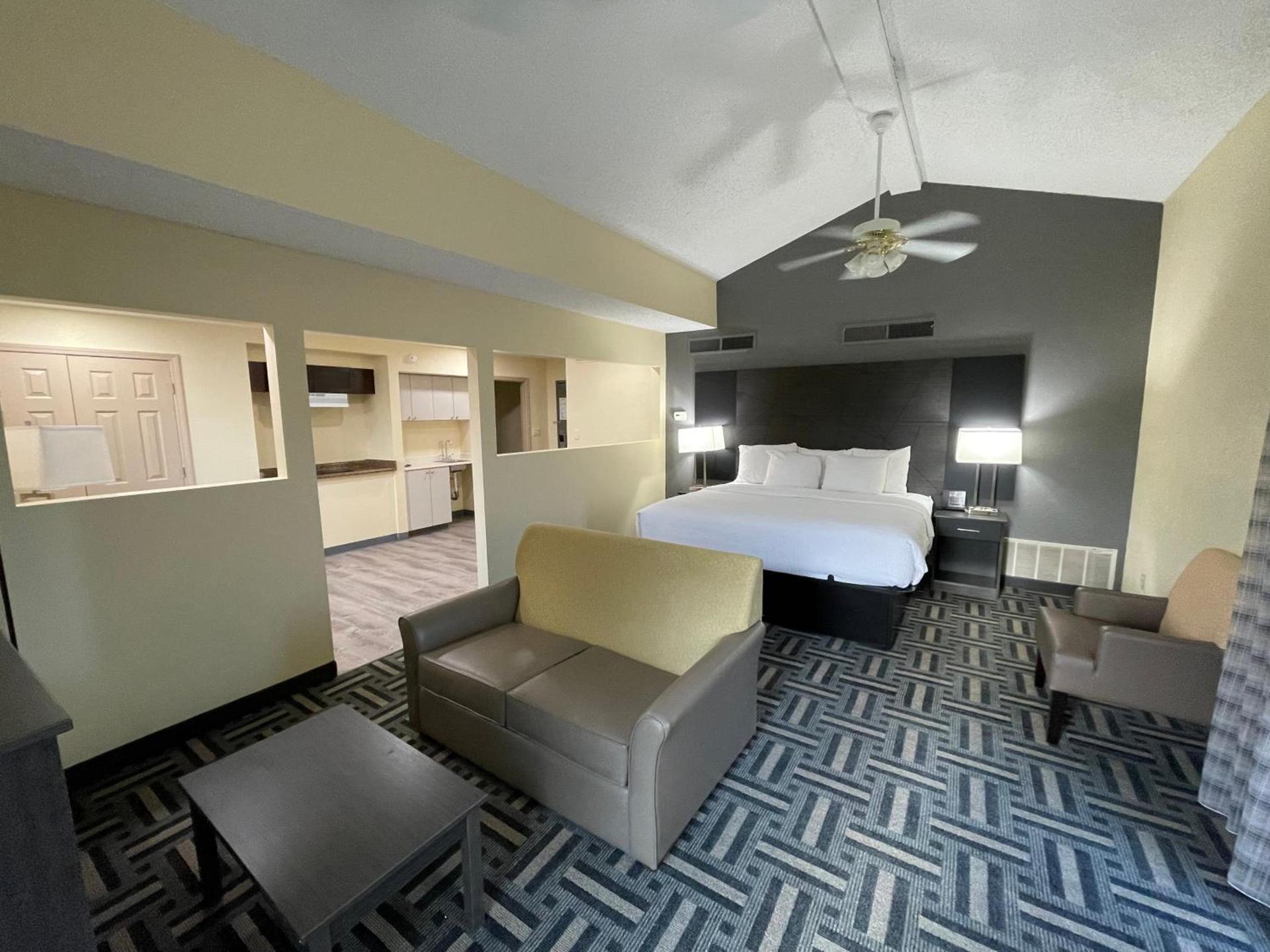 Baymont by Wyndham Indianapolis Airport Lynhurst photo 12