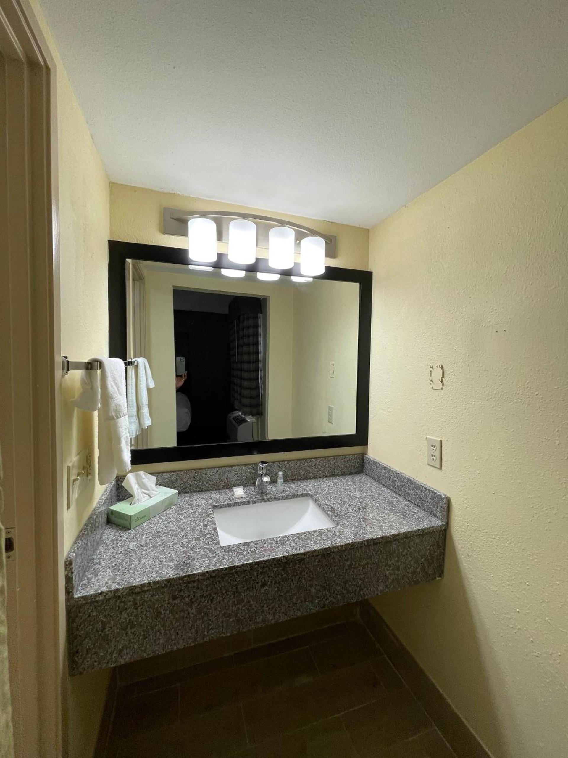 Baymont by Wyndham Indianapolis Airport Lynhurst photo 22