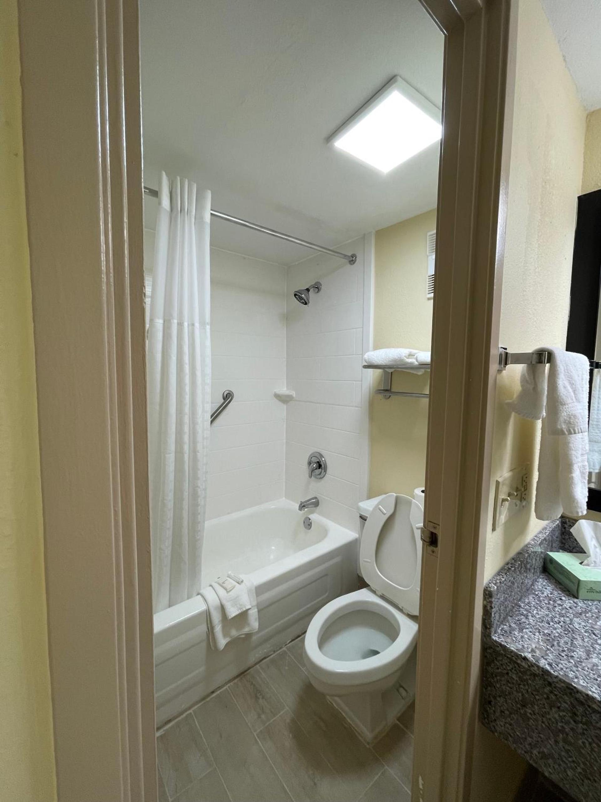 Baymont by Wyndham Indianapolis Airport Lynhurst photo 23