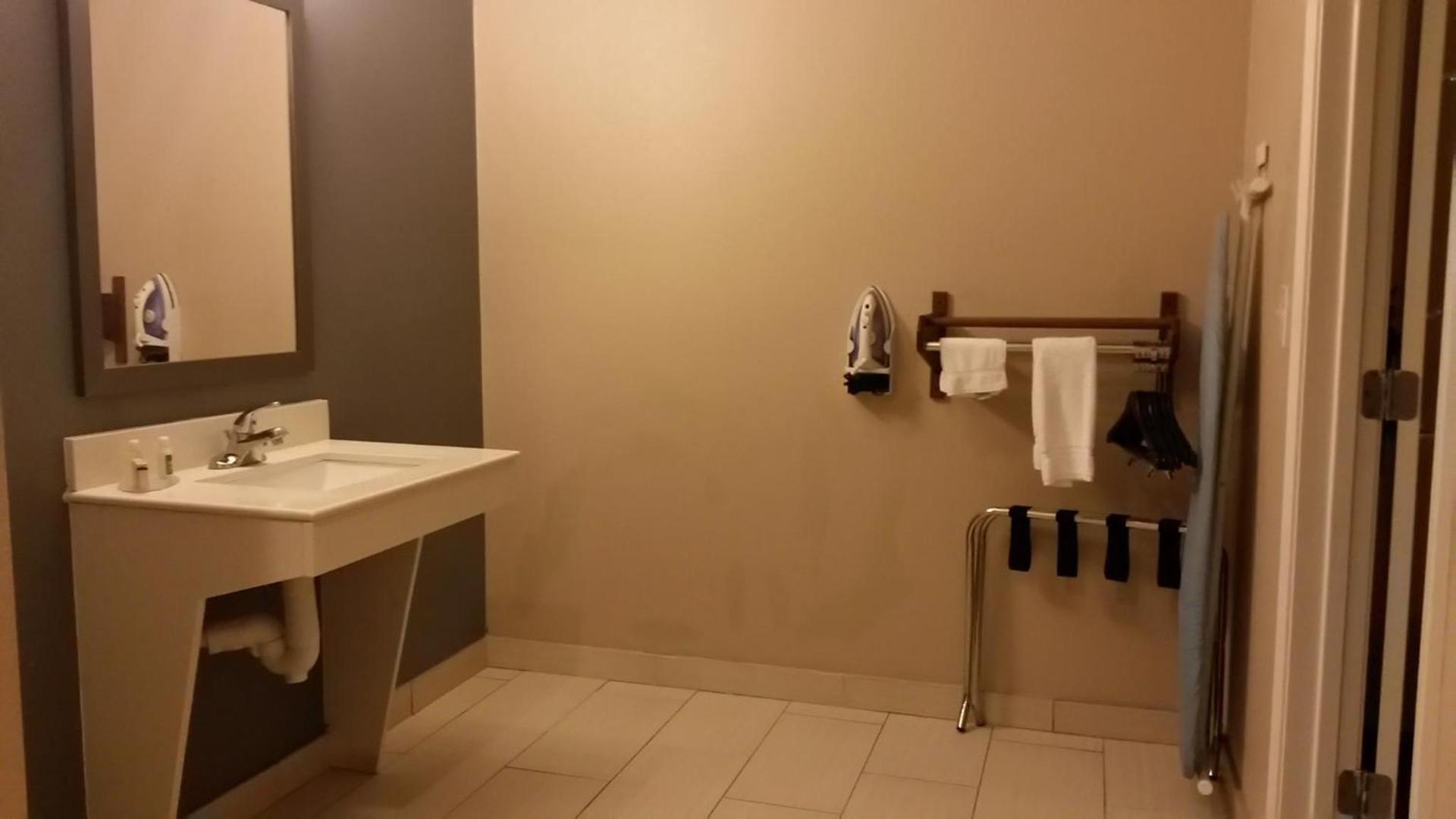 Atria Inn & Suites photo 6