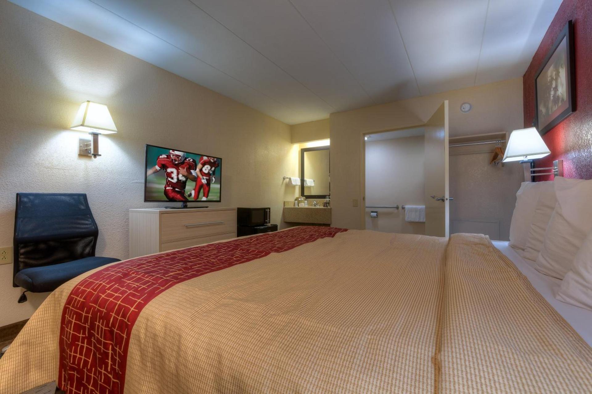 Red Roof Inn Memphis East photo 19