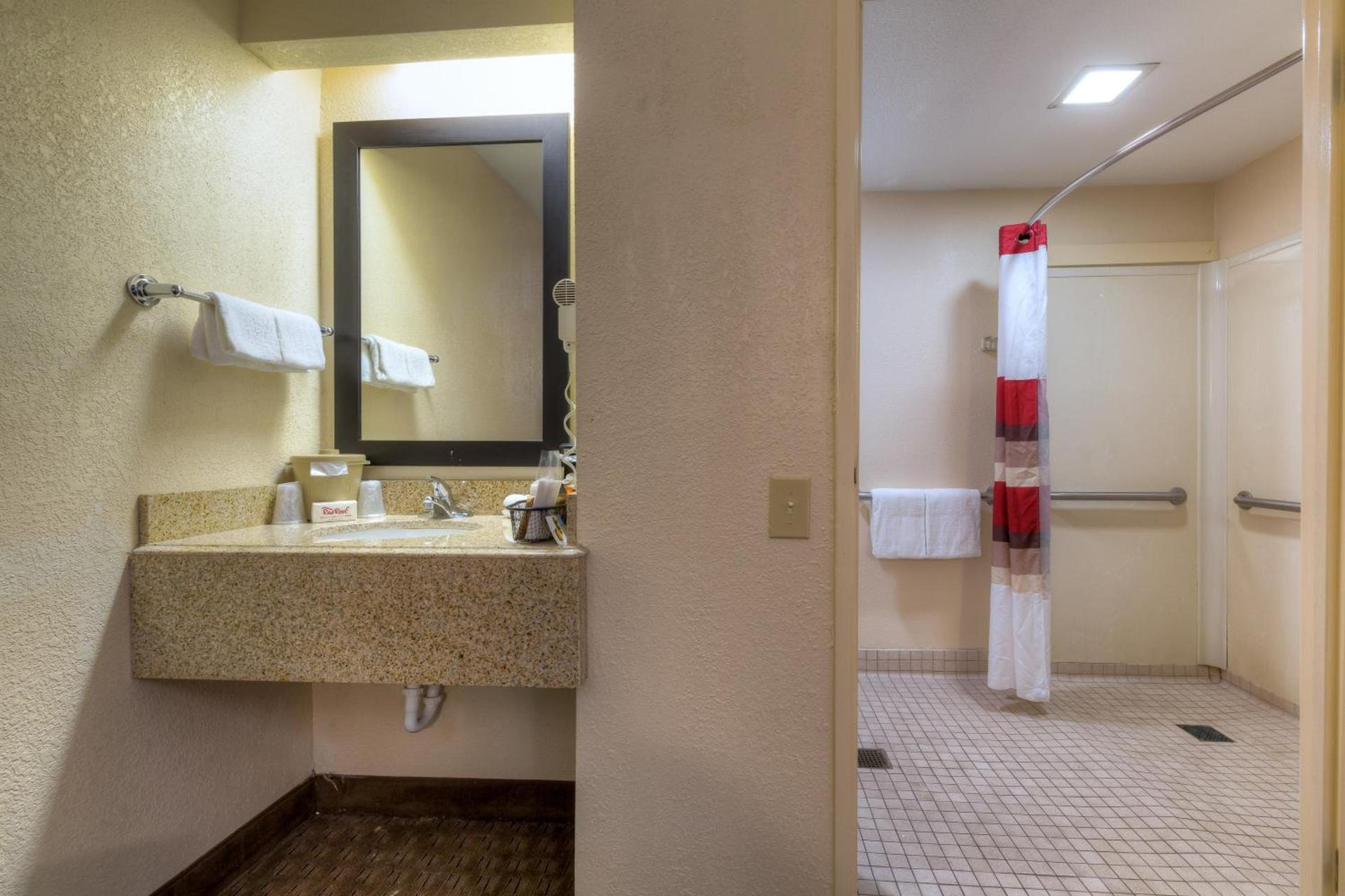 Red Roof Inn Memphis East photo 26