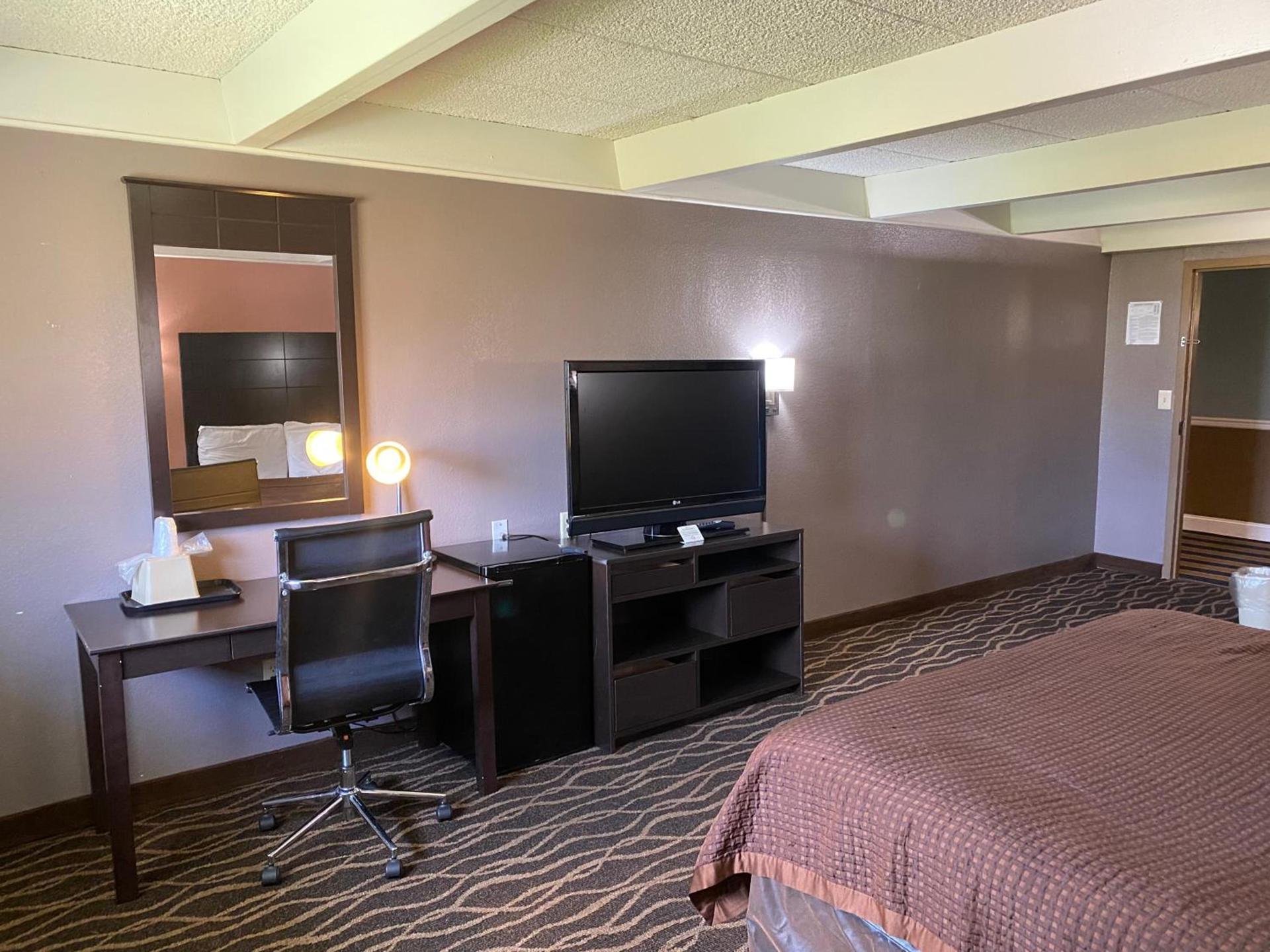 Economy Inn North Randall photo 22