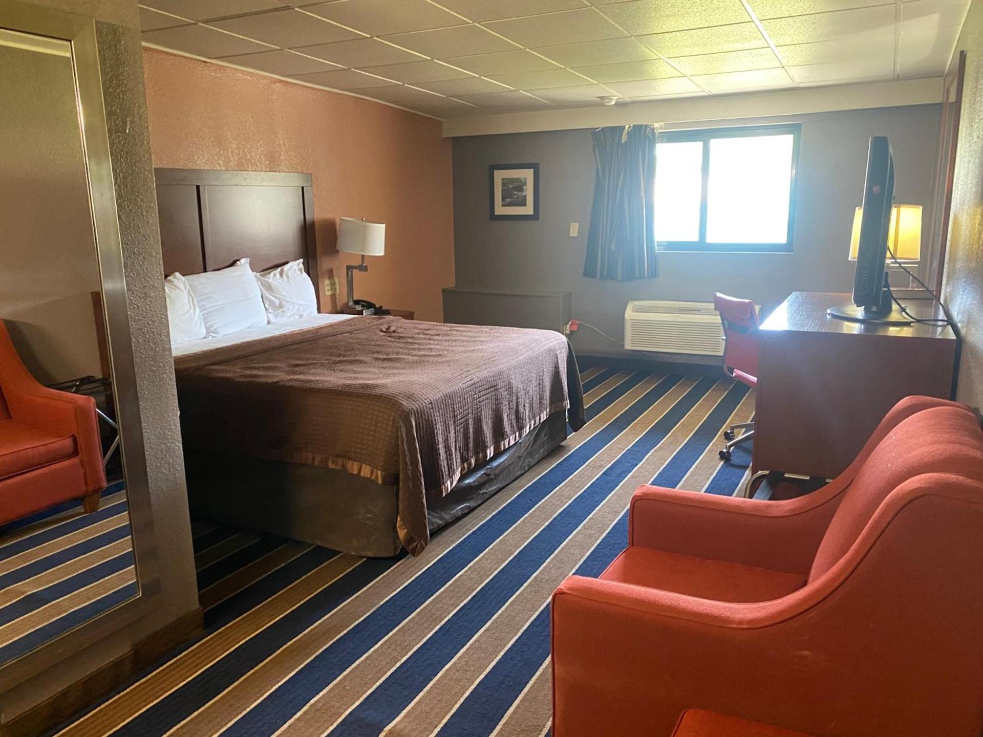 Economy Inn North Randall photo 20