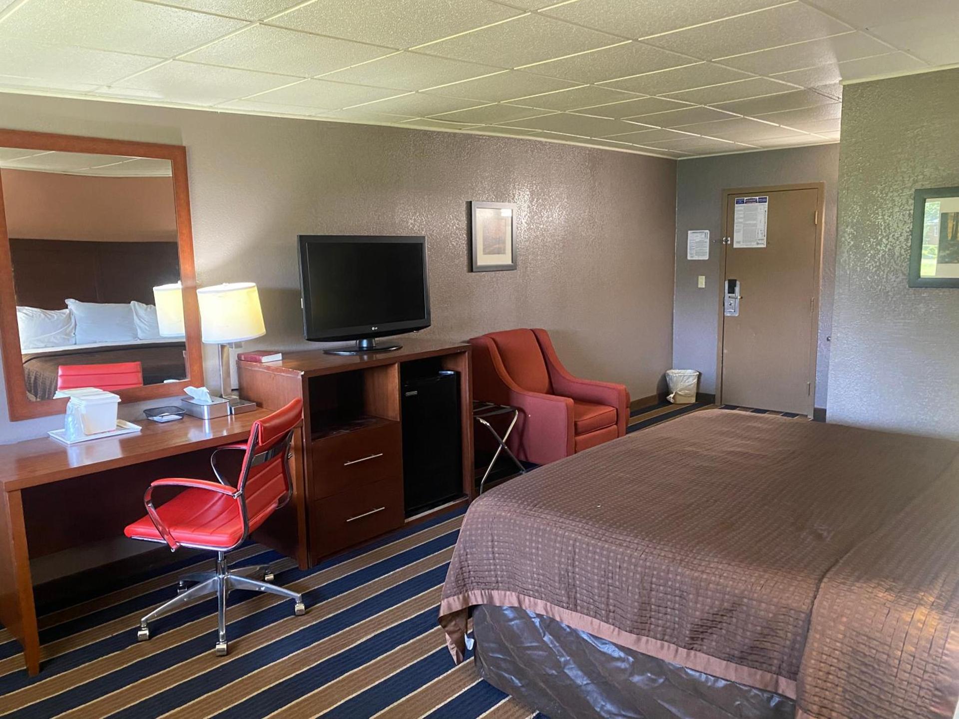 Economy Inn North Randall photo 28