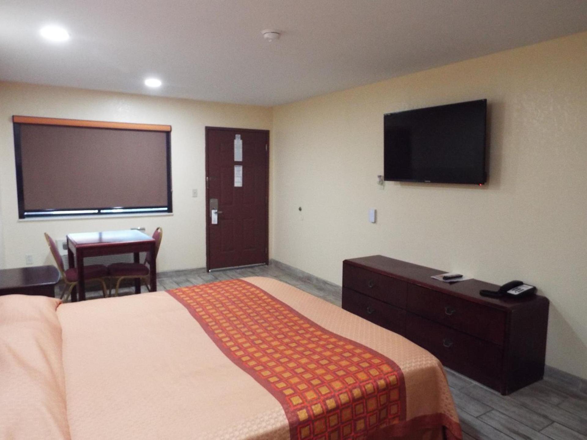 Texas Inn Harlingen photo 8