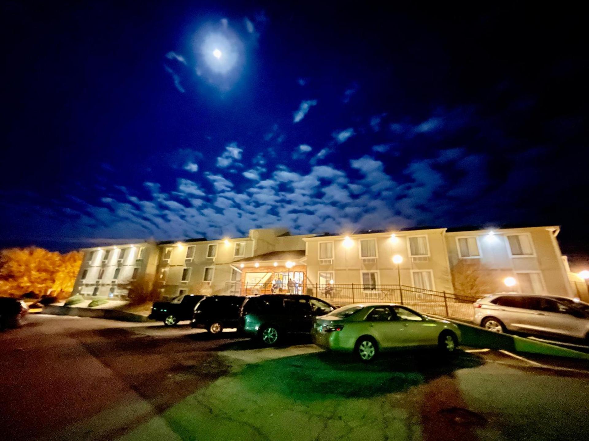 Super 8 by Wyndham Hannibal photo 27