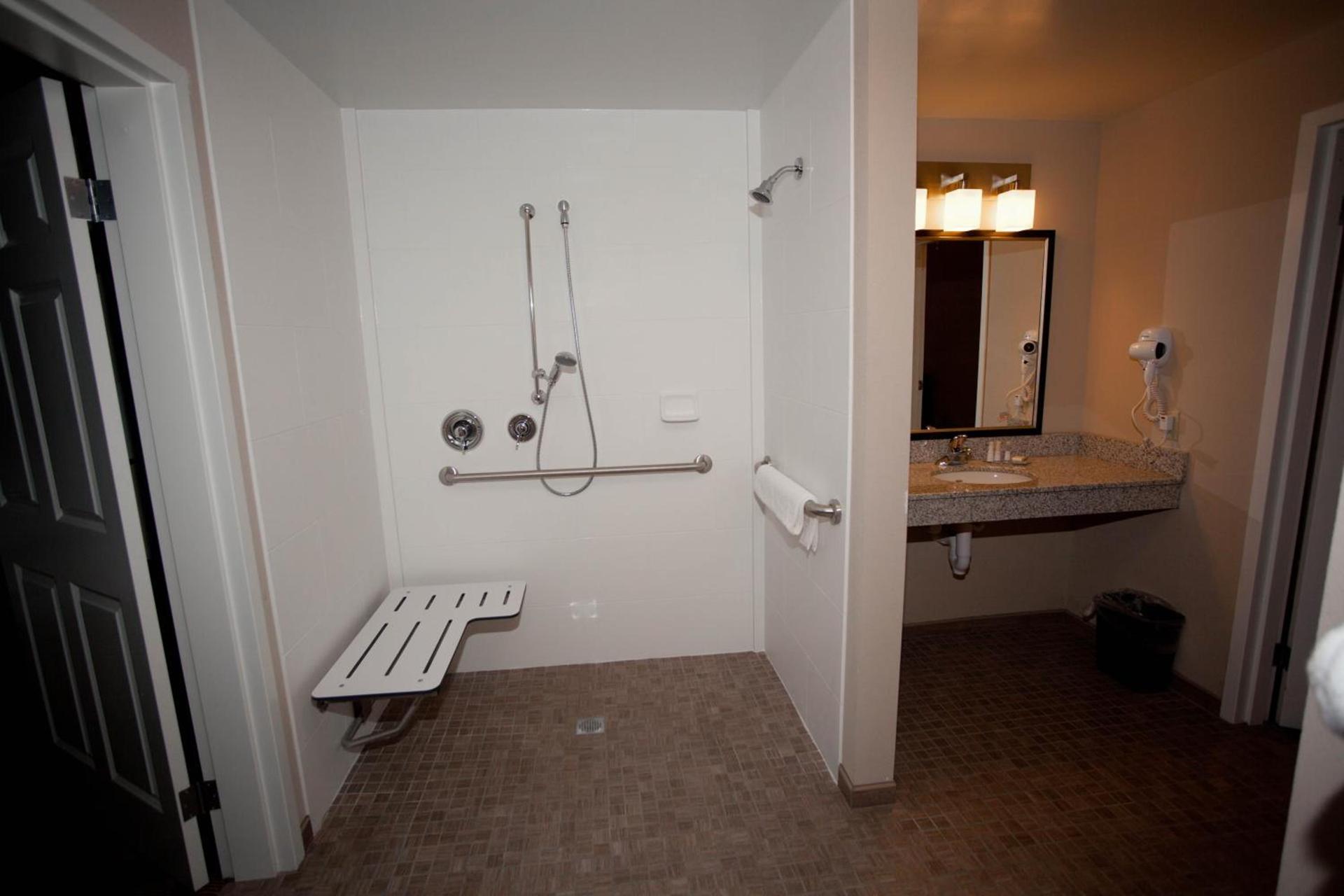 Baymont by Wyndham Erie photo 22
