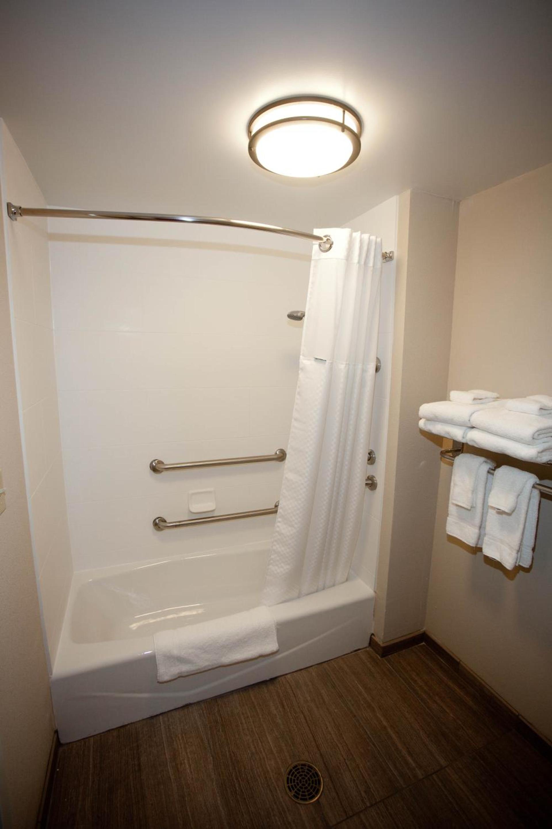 Baymont by Wyndham Erie photo 16
