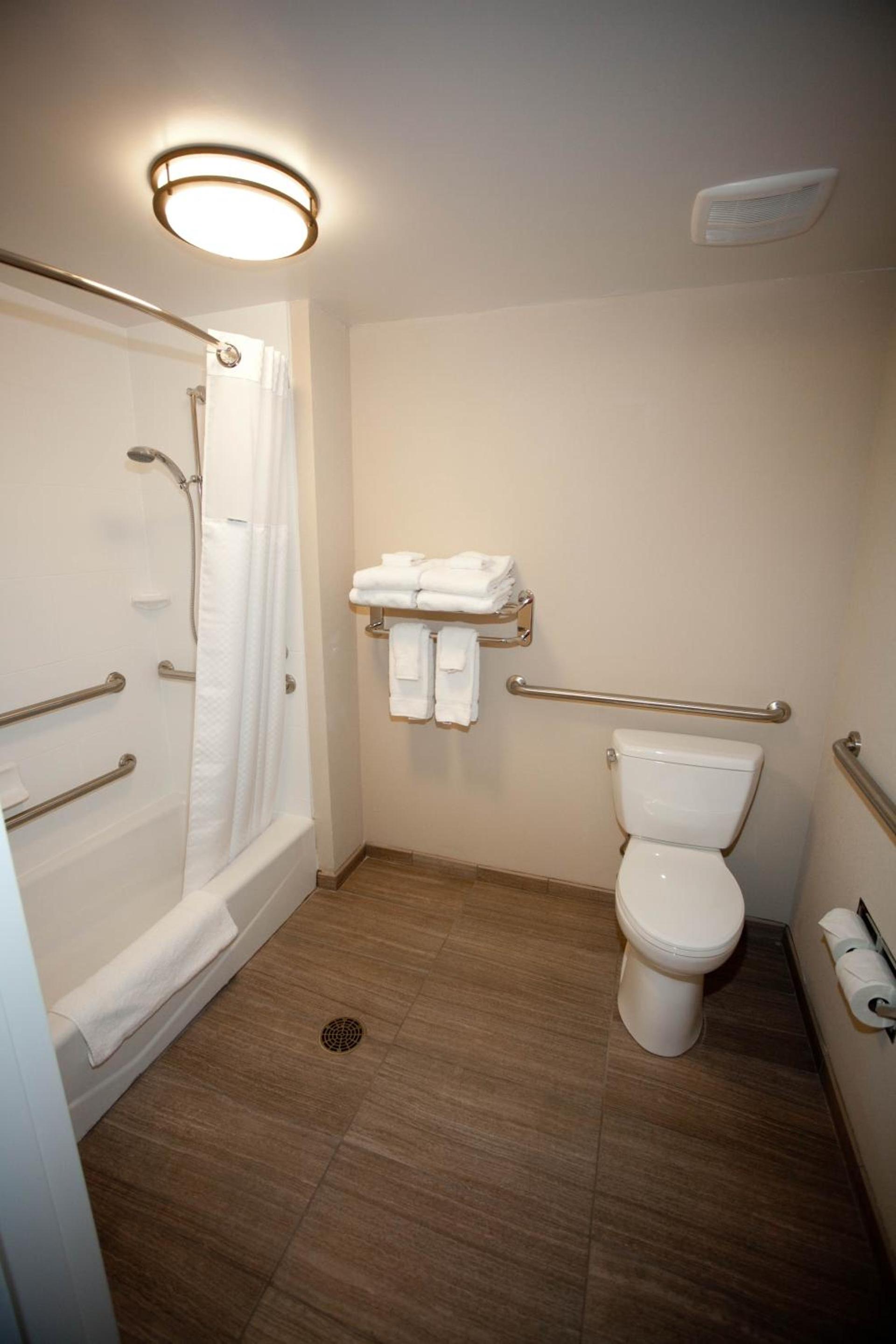 Baymont by Wyndham Erie photo 19