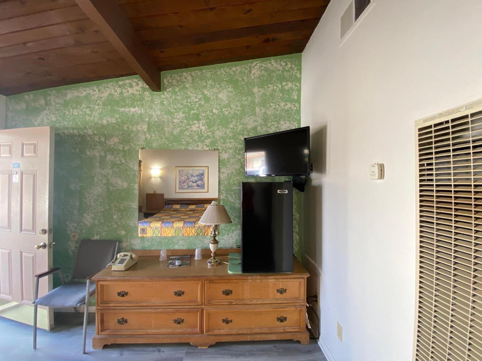 Santa Fe Motel Tehachapi by Hotel O photo 4