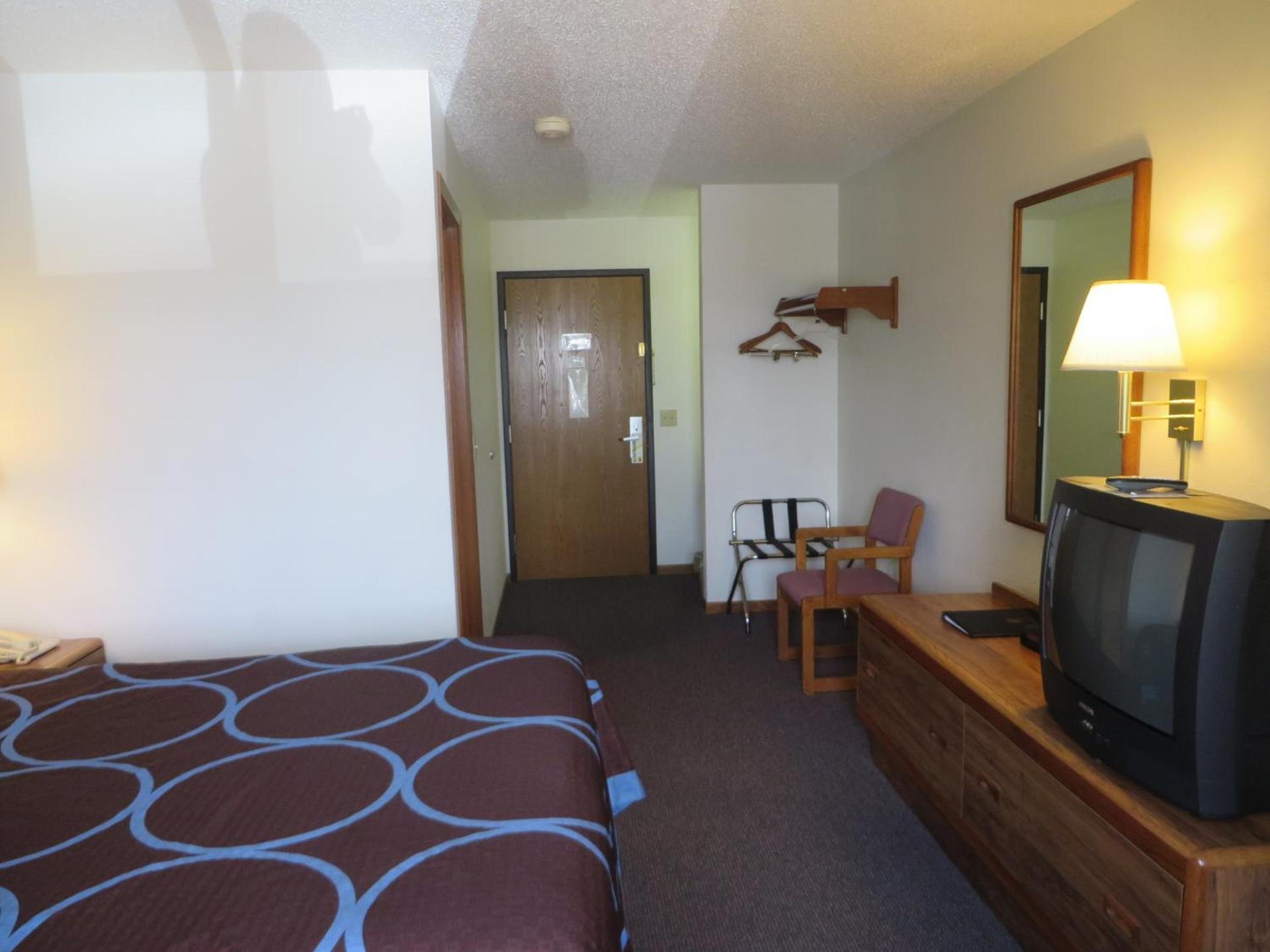 Super 8 by Wyndham Centerville photo 57