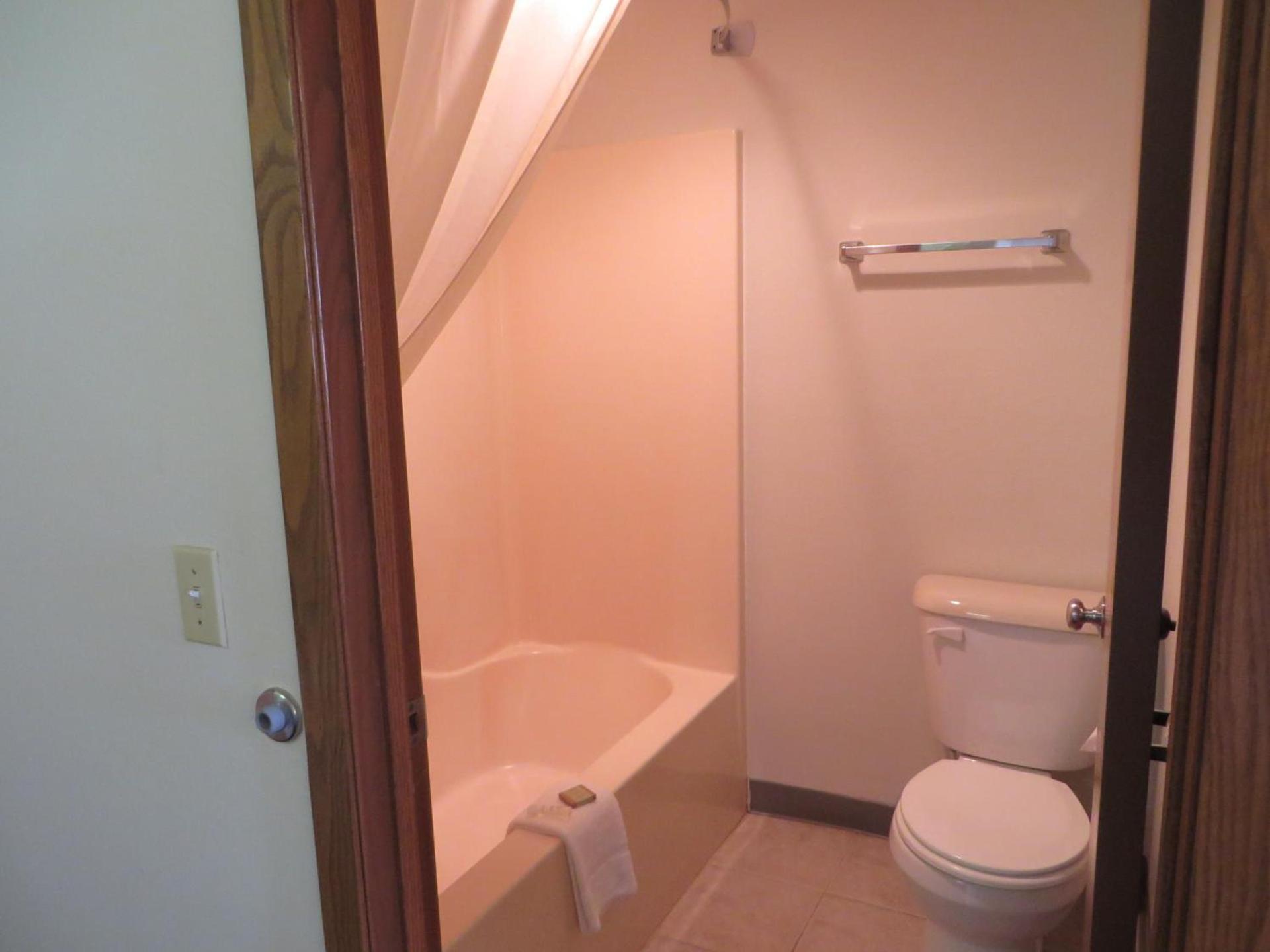 Super 8 by Wyndham Centerville photo 64
