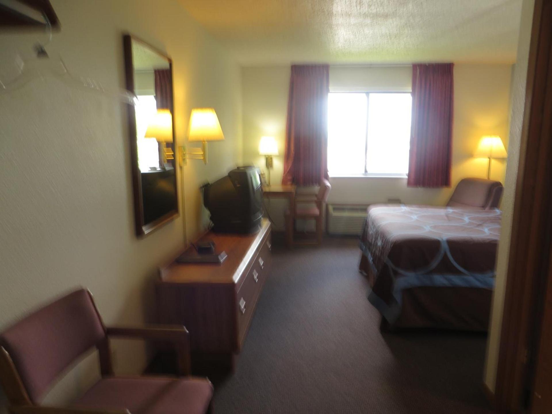 Super 8 by Wyndham Centerville photo 59