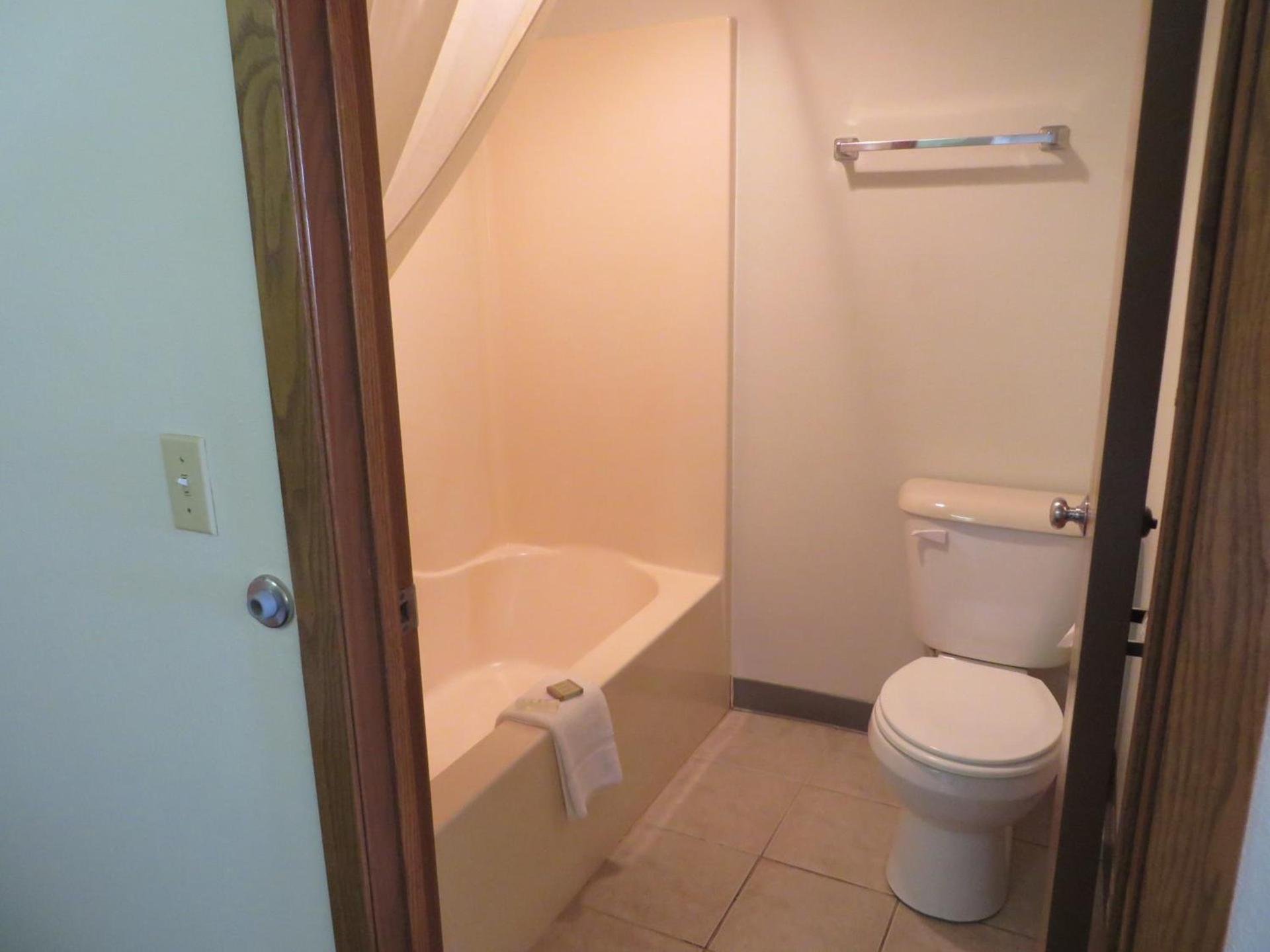 Super 8 by Wyndham Centerville photo 65