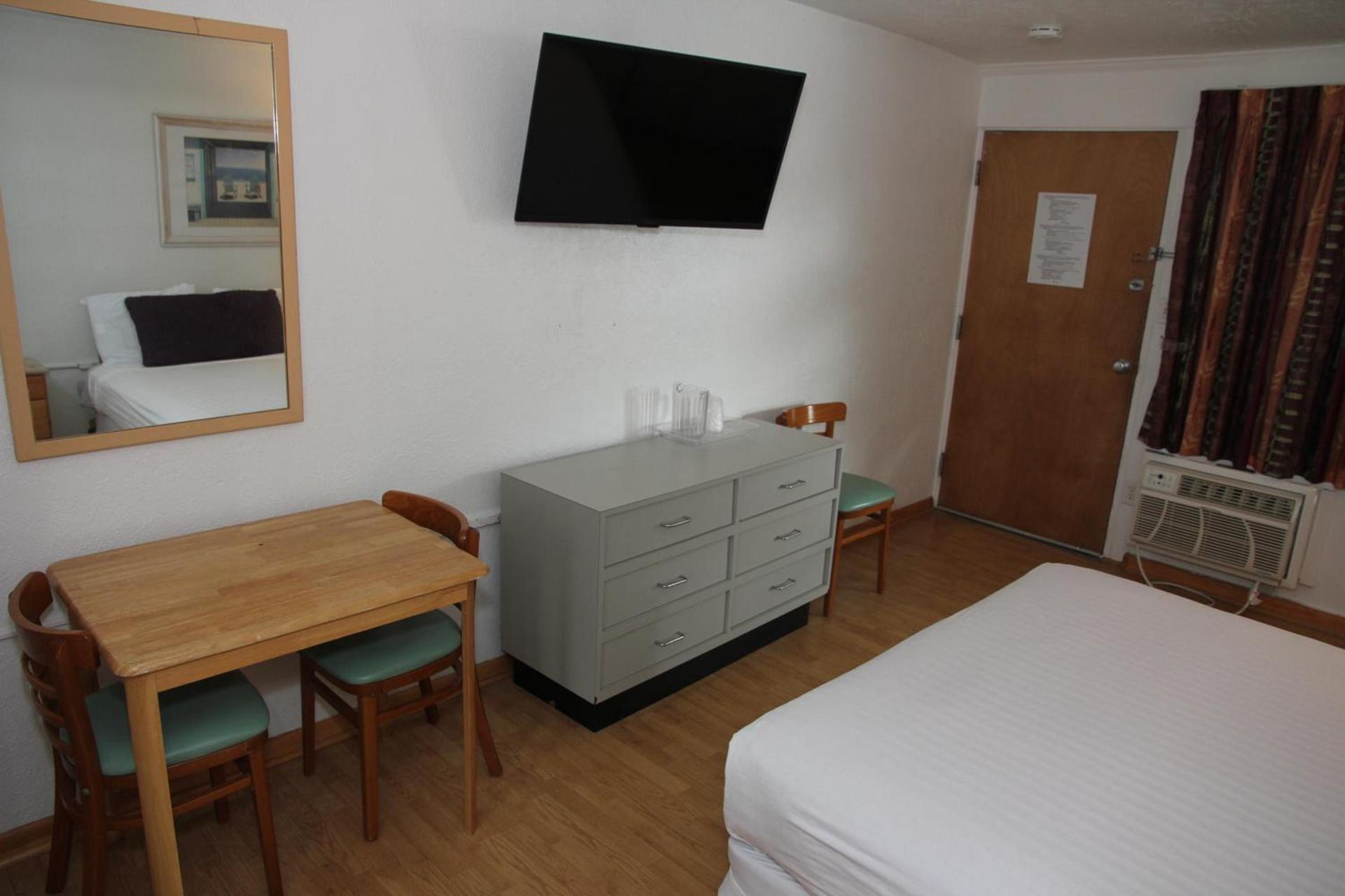 Pink Champagne Motel photo 32