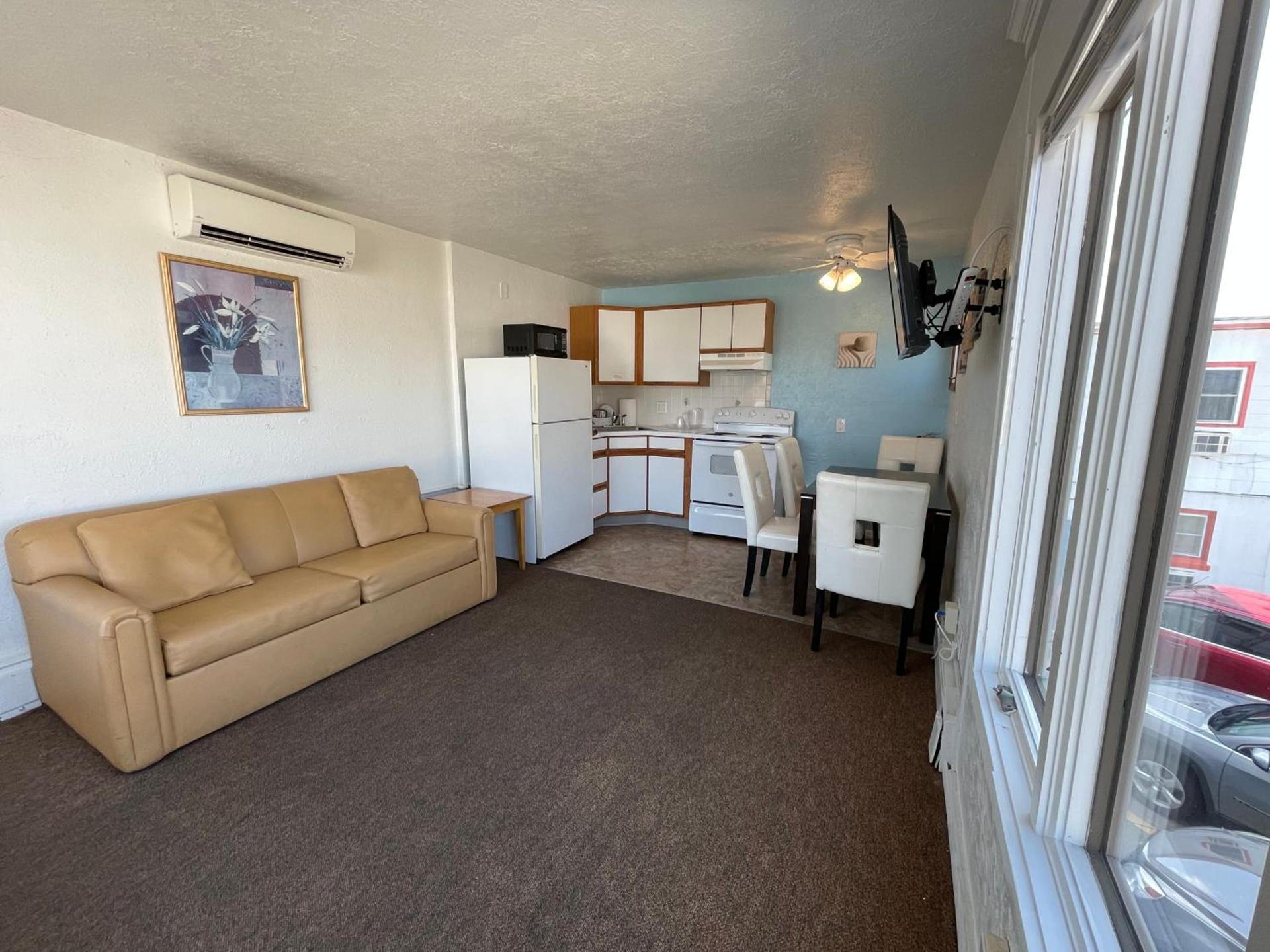Pink Champagne Motel photo 40