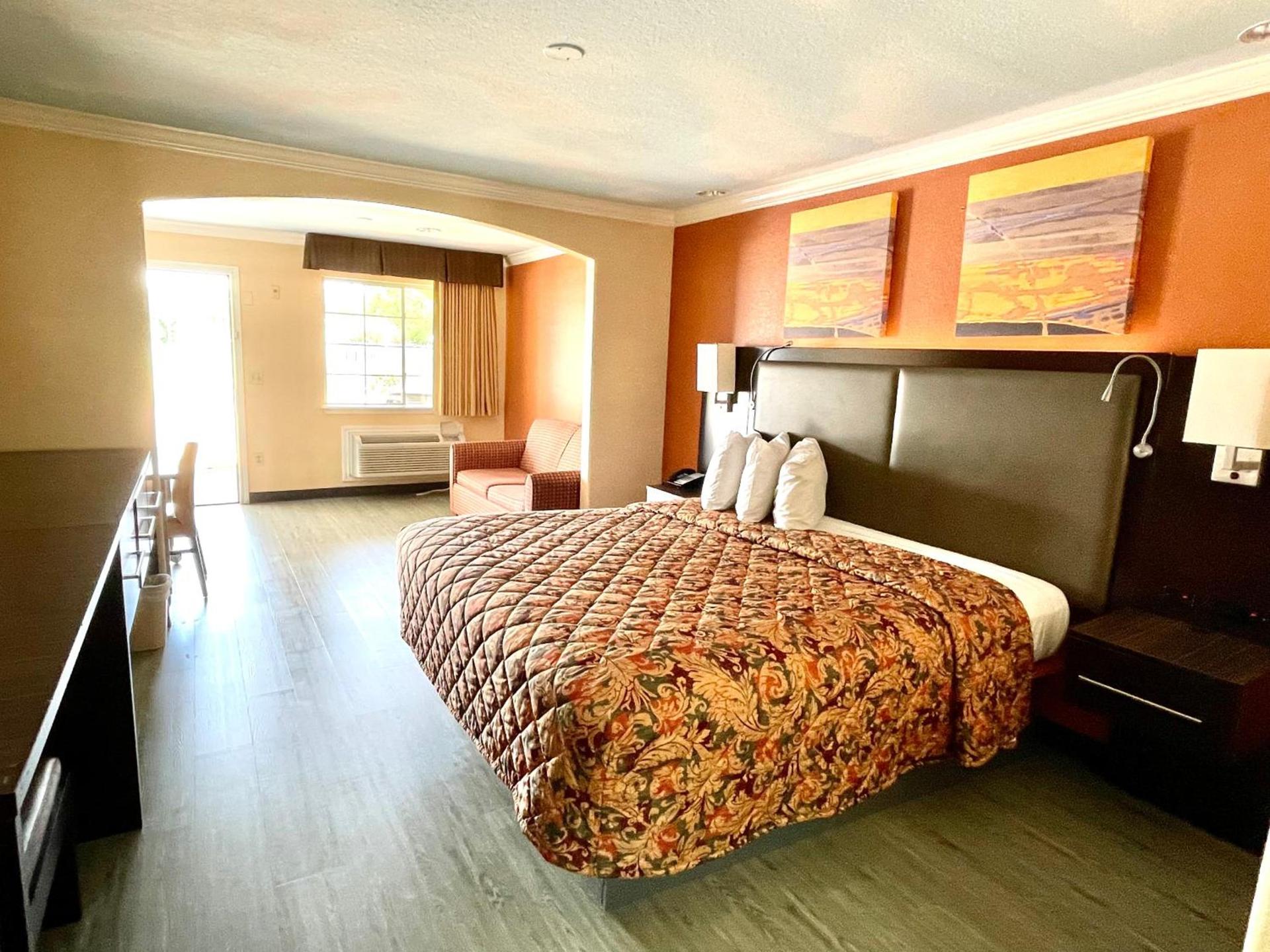 Luxury Inn Liberty photo 20