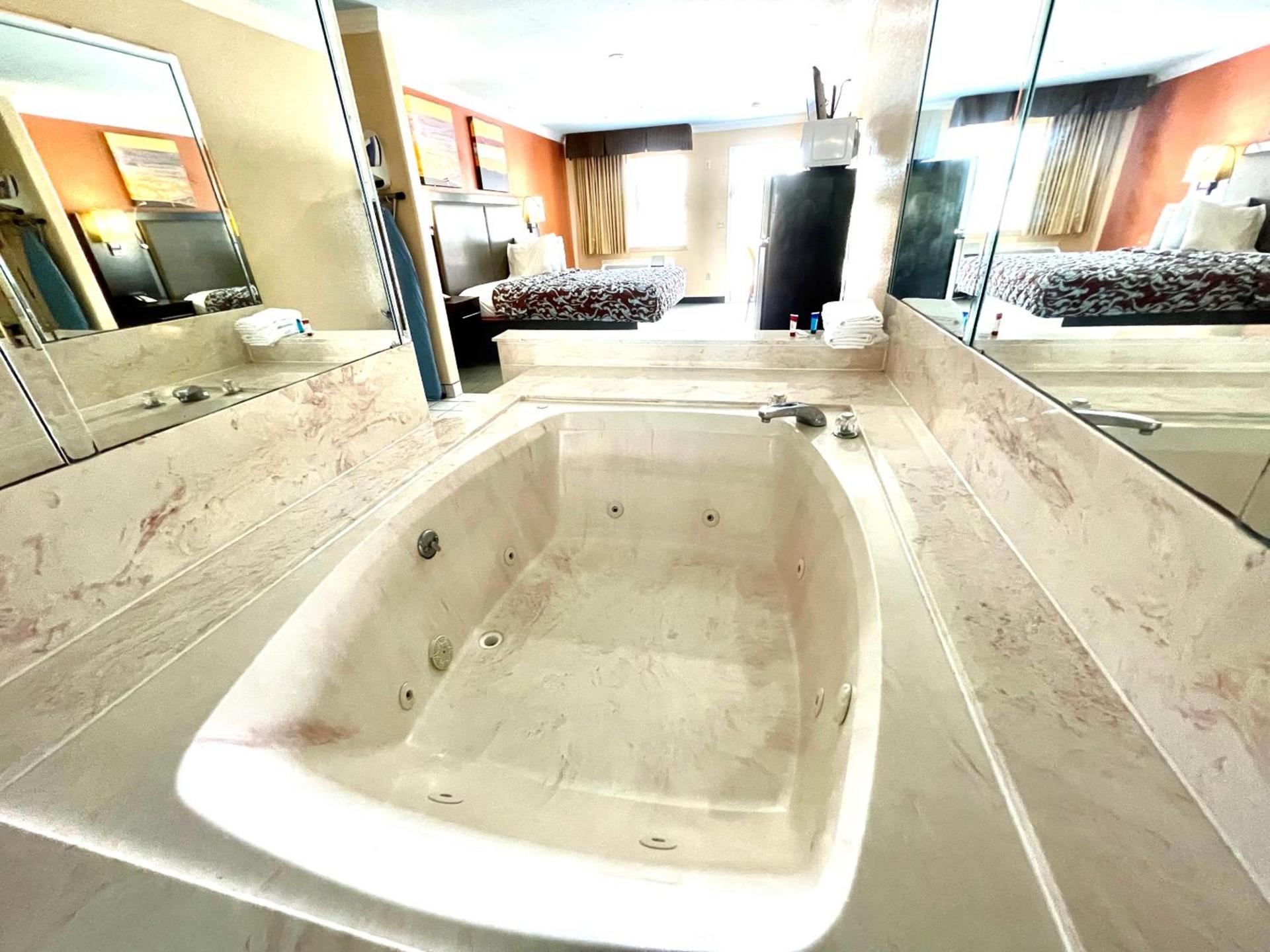 Luxury Inn Liberty photo 16