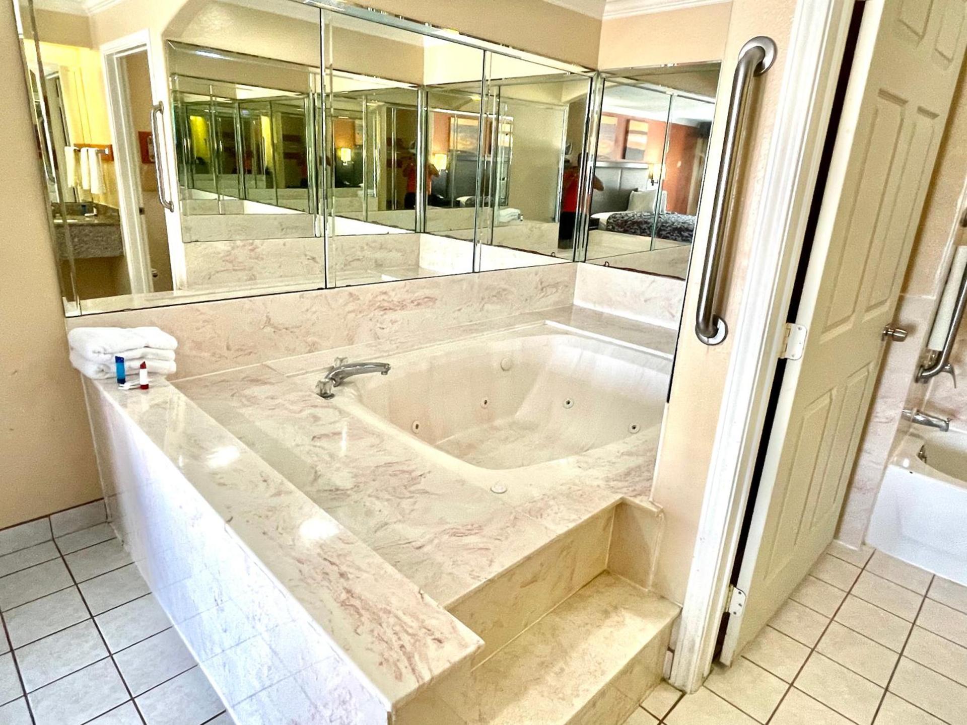 Luxury Inn Liberty photo 15