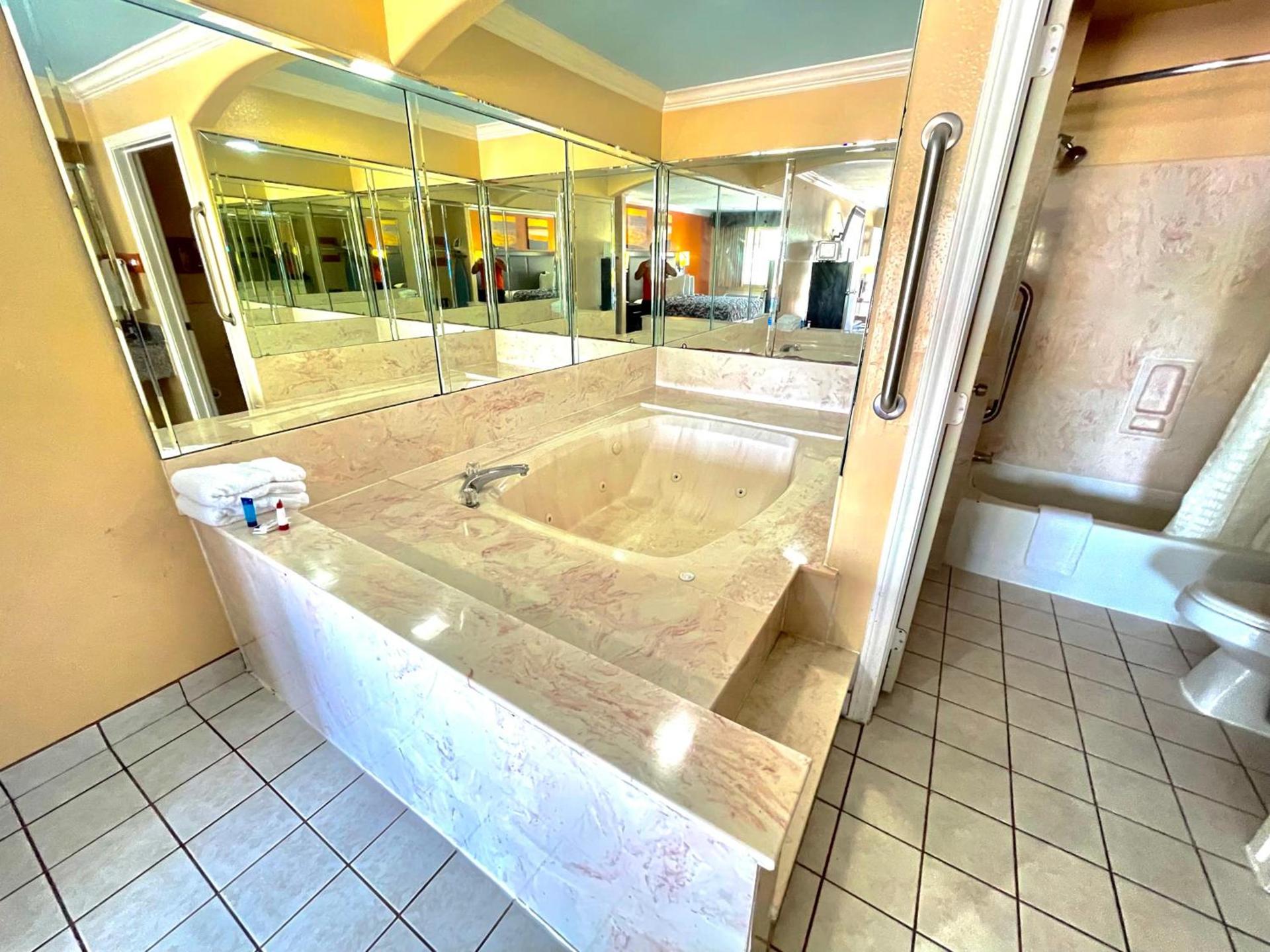 Luxury Inn Liberty photo 12