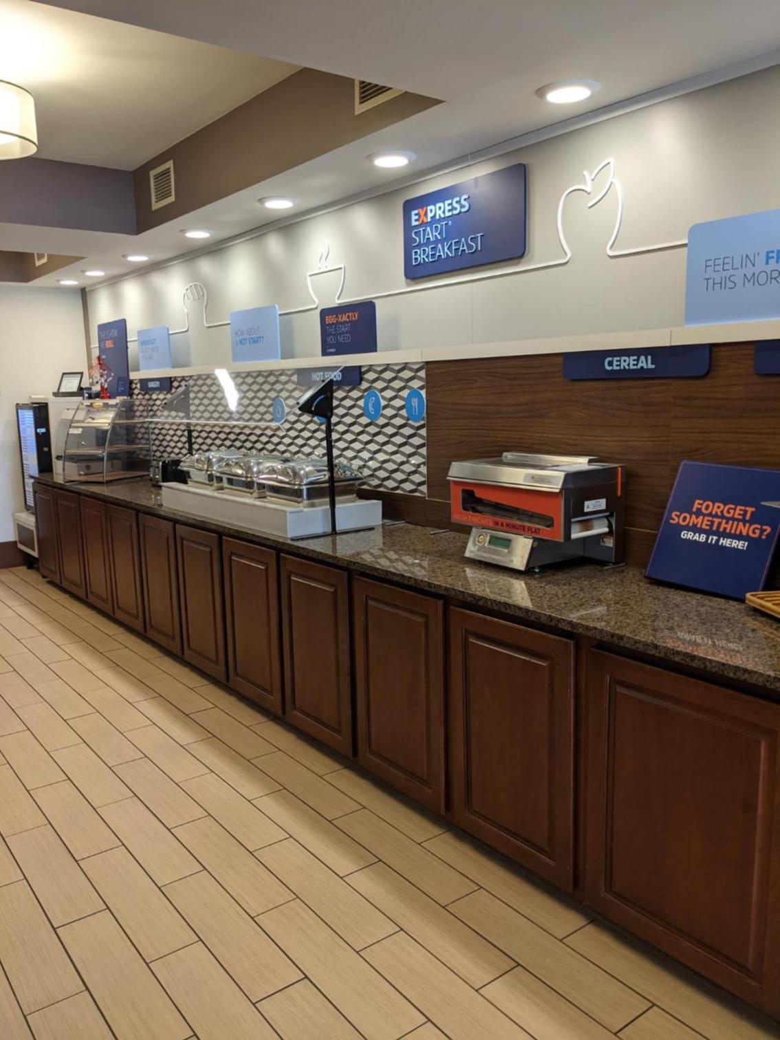 Holiday Inn Express Cedar Rapids - Collins Road by IHG photo 7