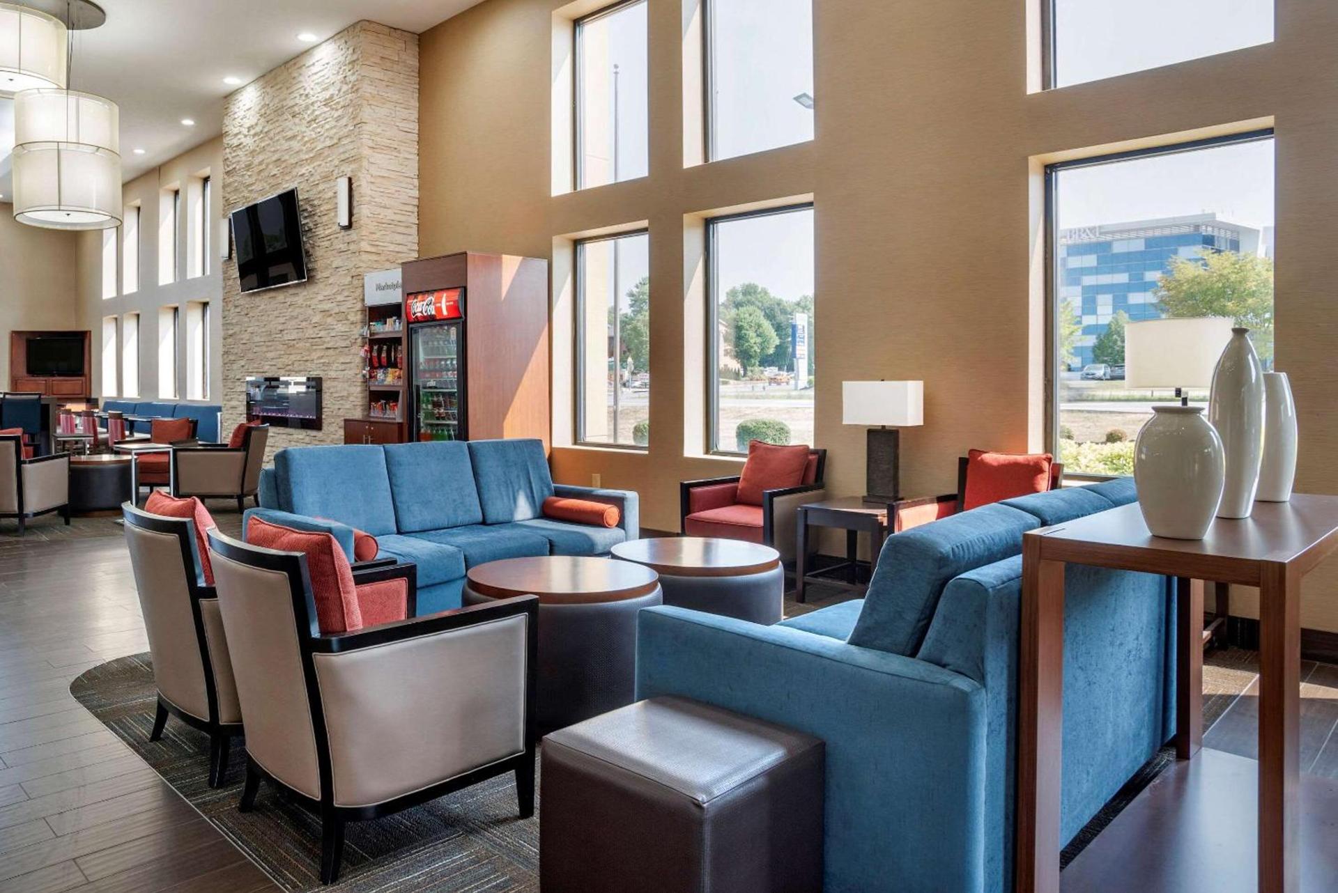 Comfort Suites Hagerstown Southeast photo 7