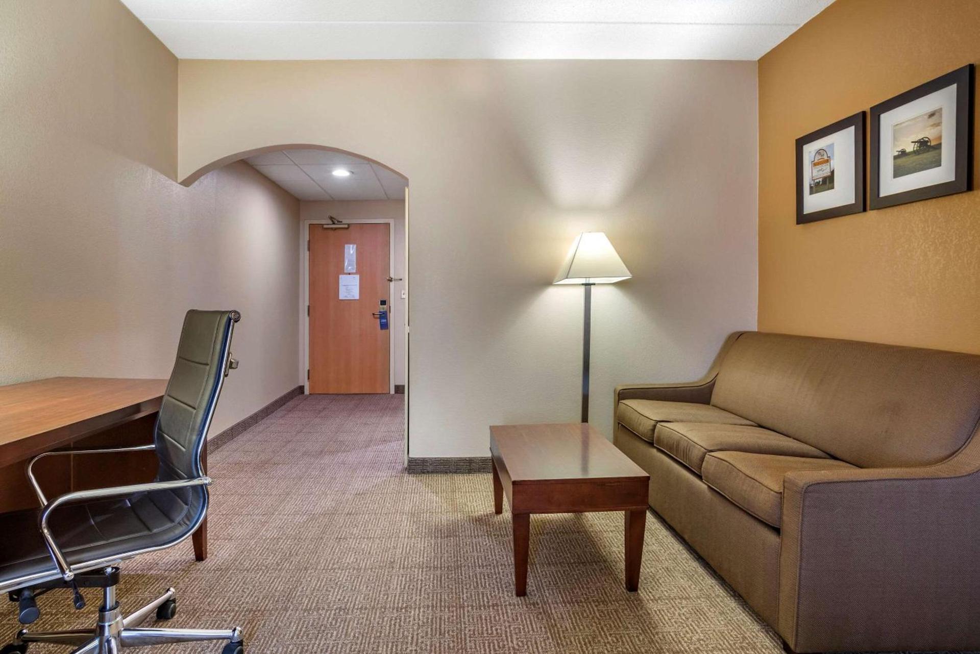 Comfort Suites Hagerstown Southeast photo 9