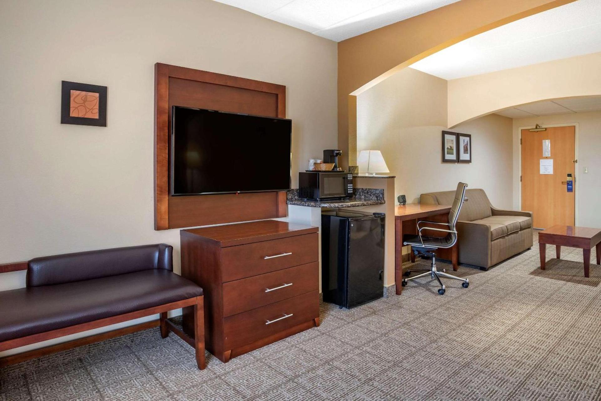 Comfort Suites Hagerstown Southeast photo 11