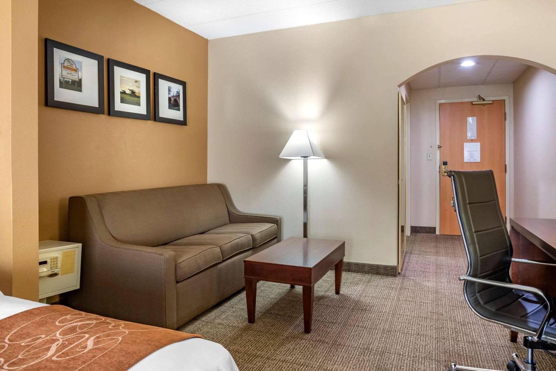 Comfort Suites Hagerstown Southeast photo 14