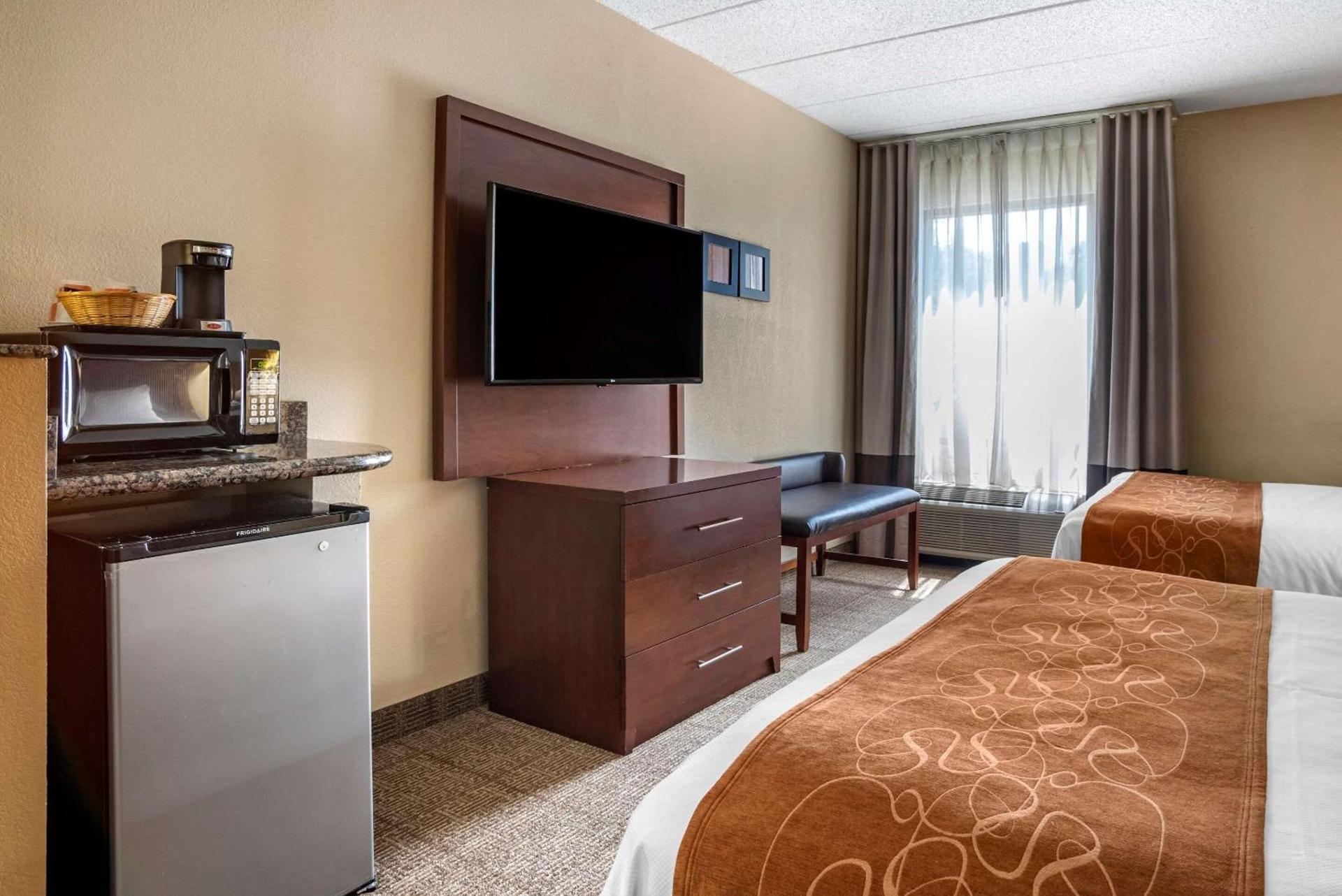 Comfort Suites Hagerstown Southeast photo 15