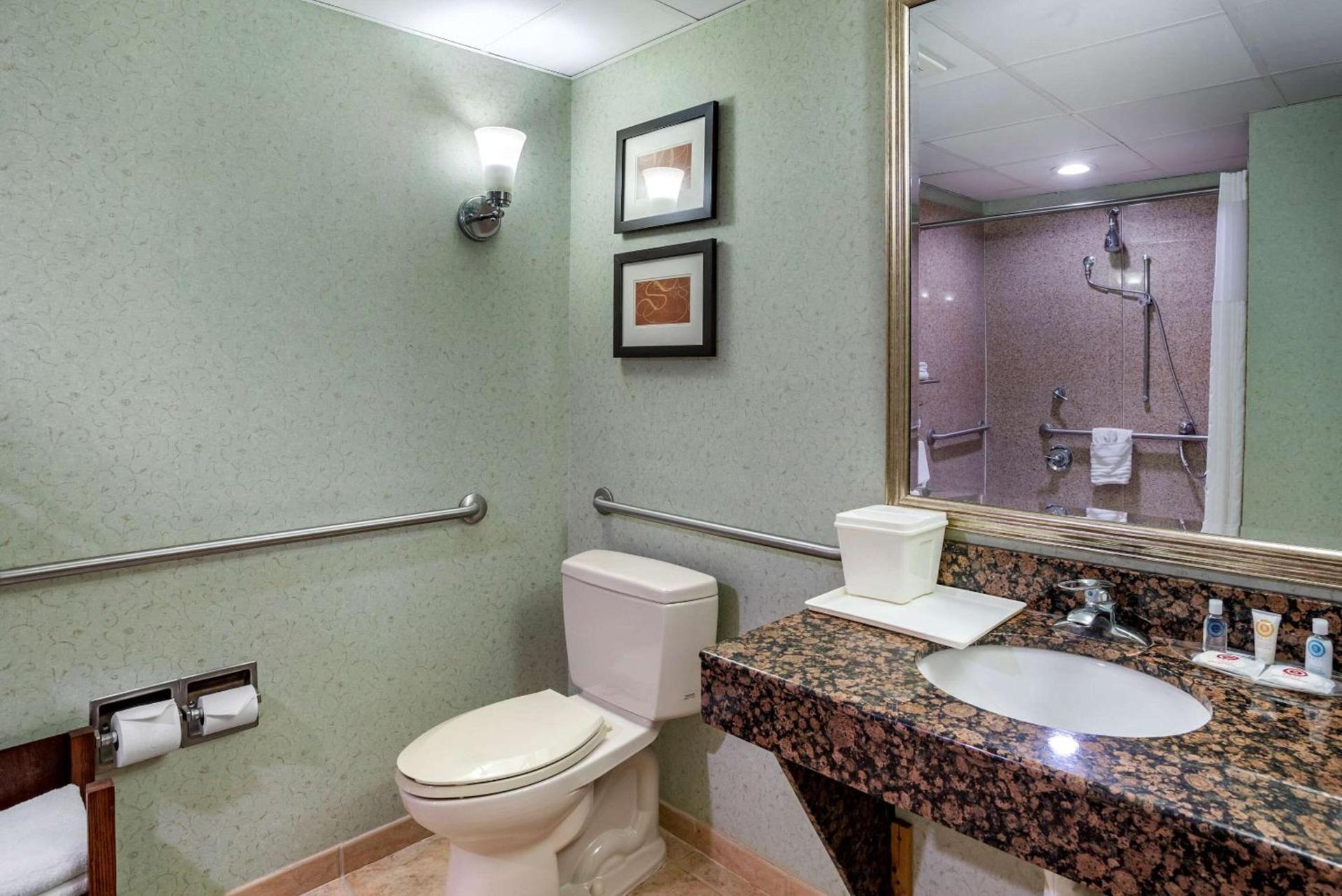 Comfort Suites Hagerstown Southeast photo 19