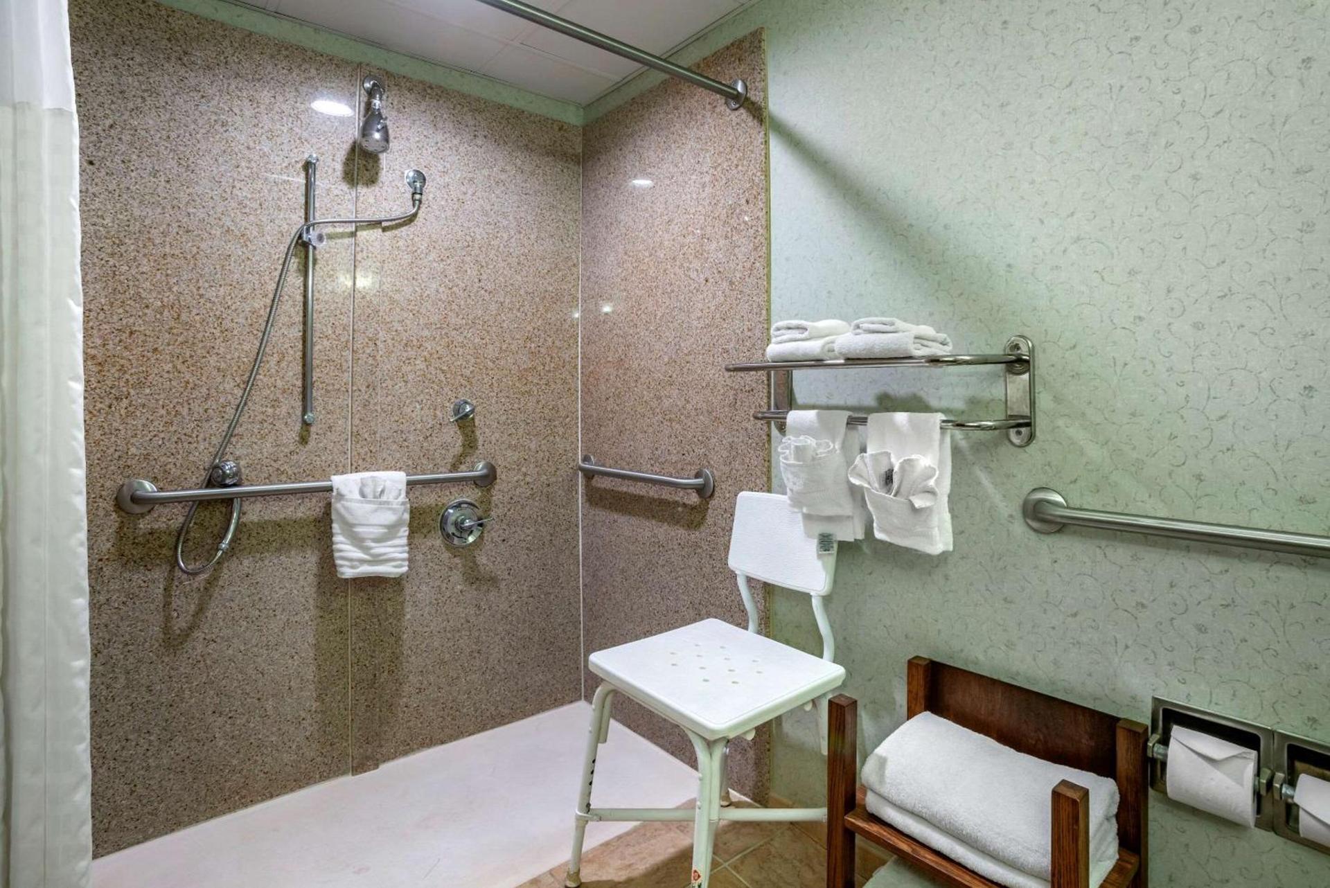 Comfort Suites Hagerstown Southeast photo 18