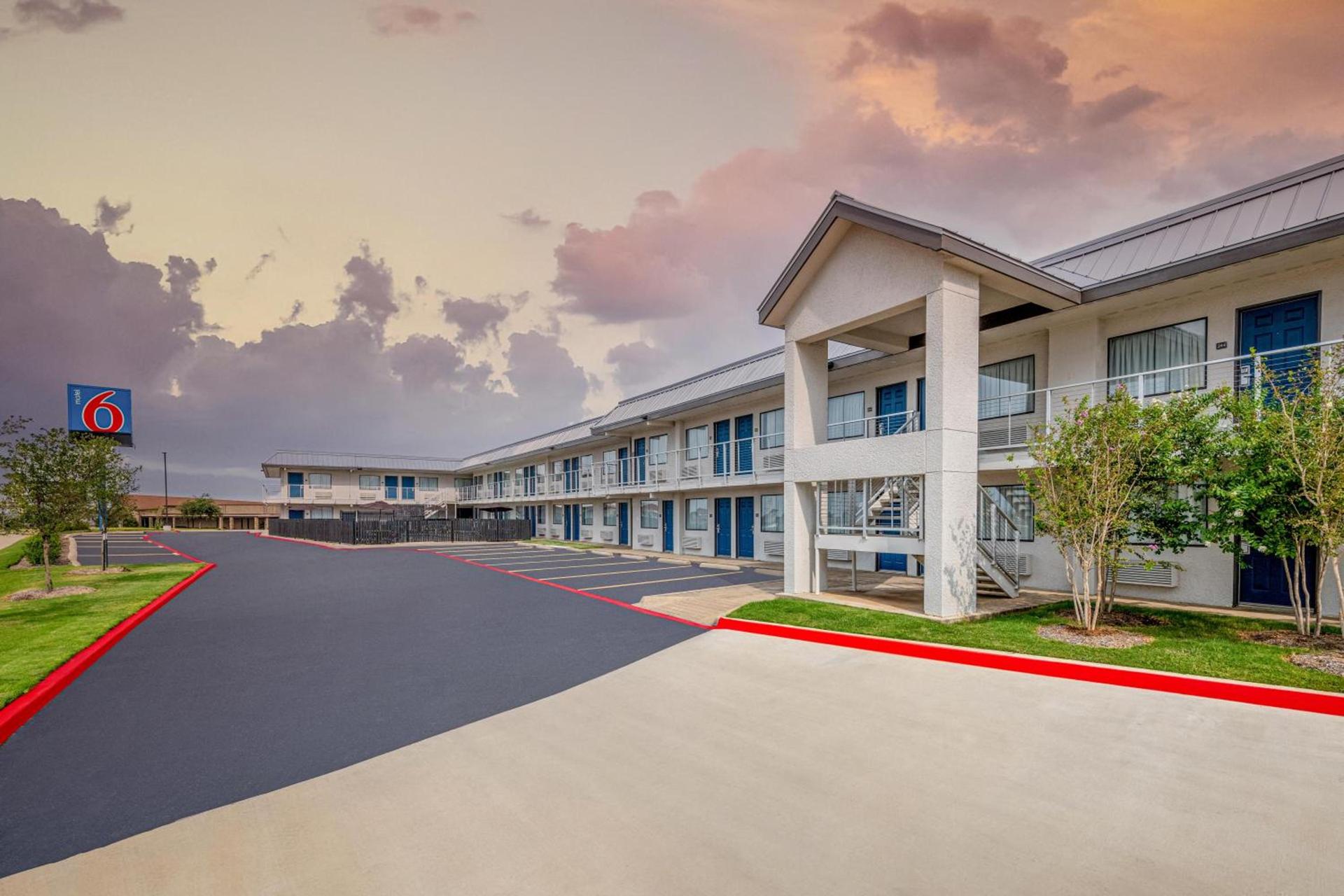 Motel 6-Euless, TX - Dallas photo 26