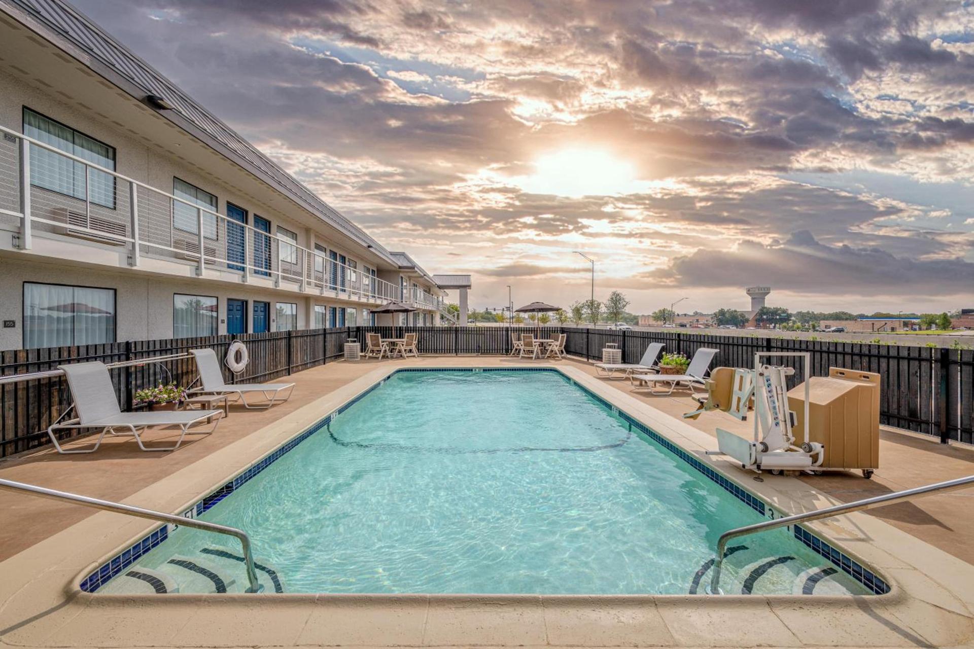 Motel 6-Euless, TX - Dallas photo 25
