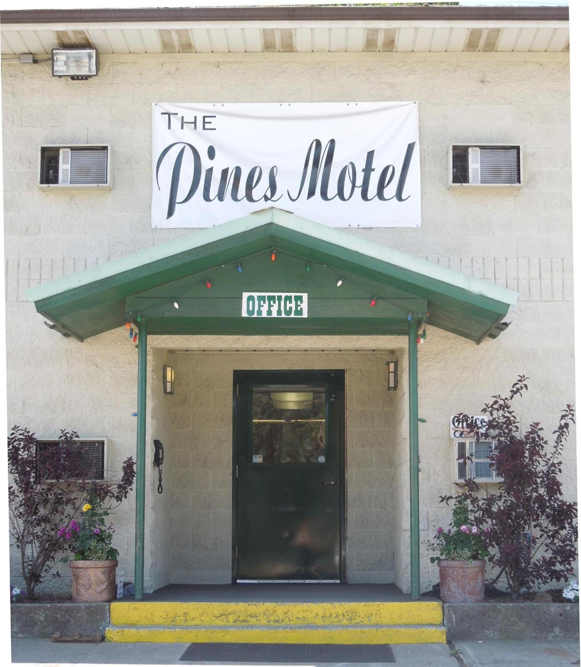 The Pines Motel photo 2
